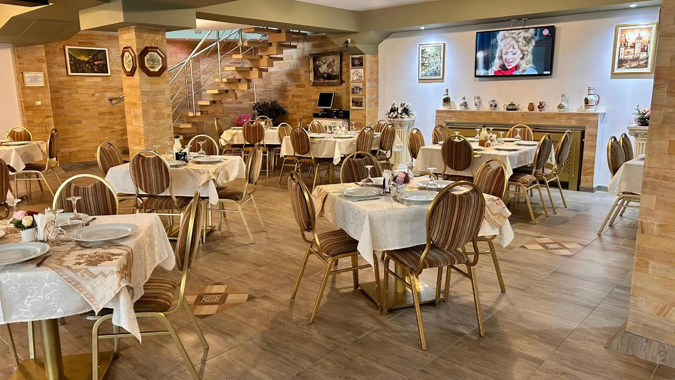 Restaurant/places to eat in Hotel Suprem