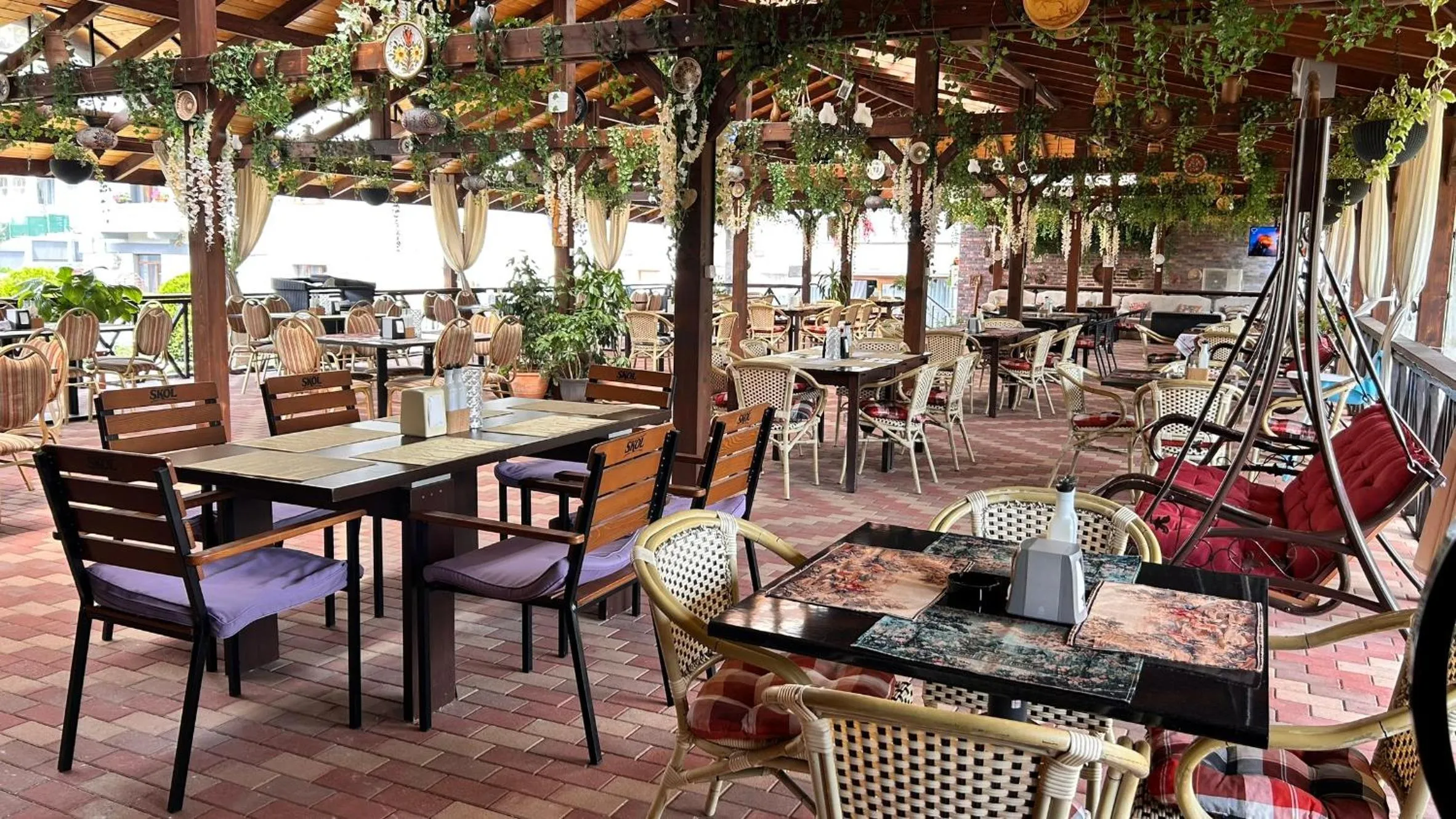 Restaurant/places to eat in Hotel Suprem