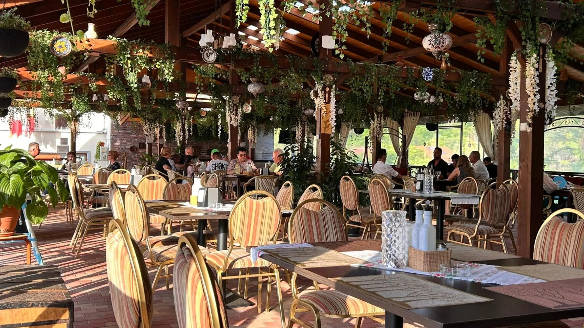 Restaurant/places to eat in Hotel Suprem