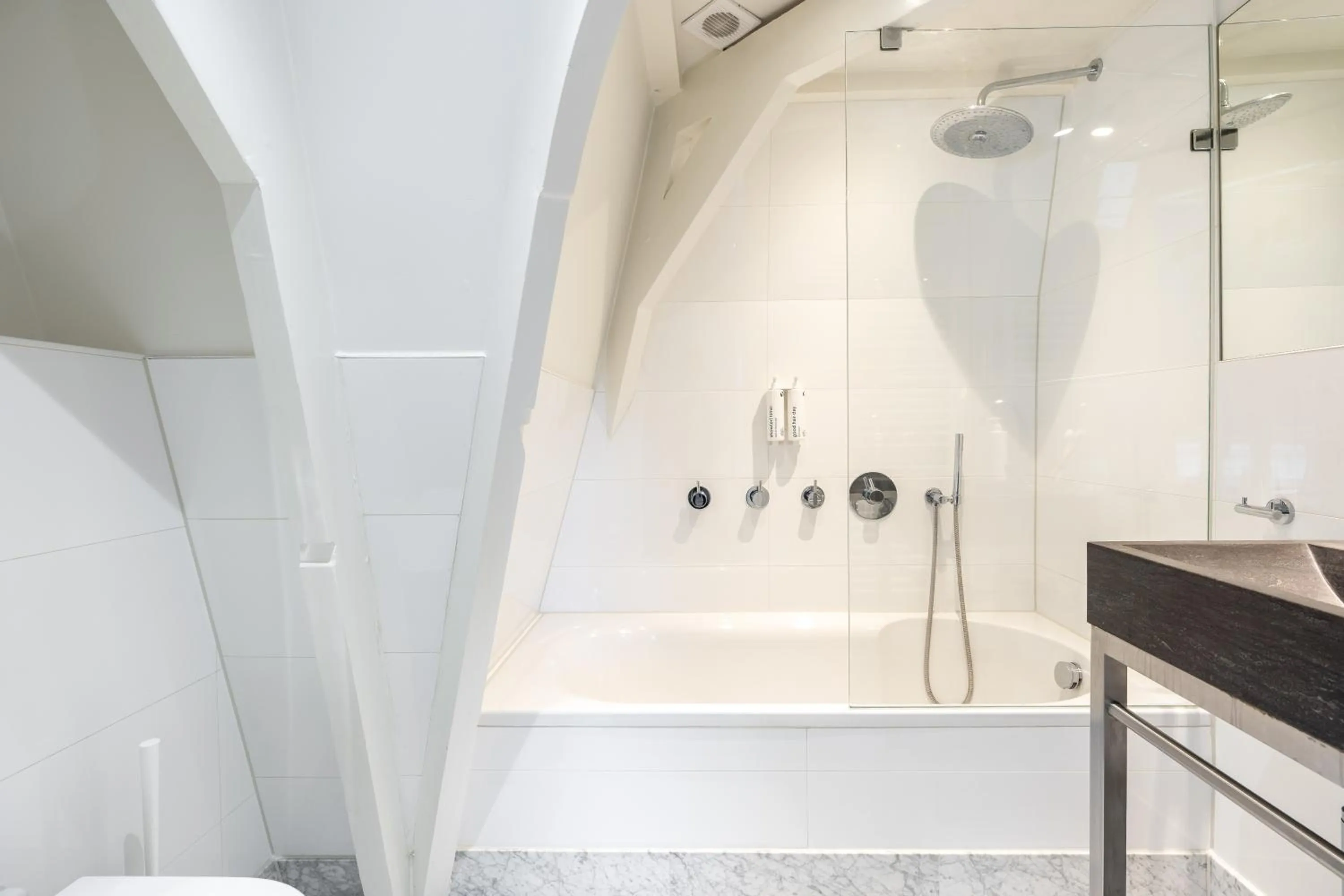 Bathroom in Numa Amsterdam Helmers