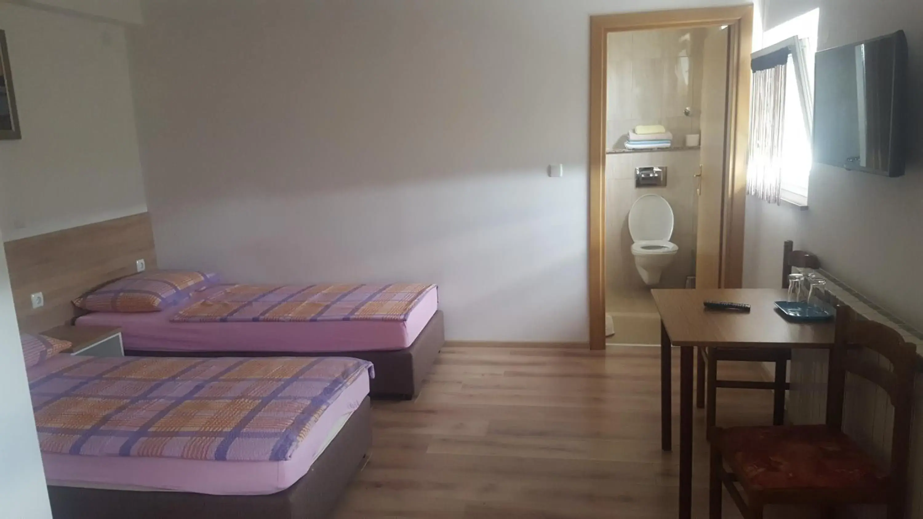 Twin Room with Bathroom - single occupancy in Sobe Mrak Twin Room with Bathroom - single occupancy in Sobe Mrak