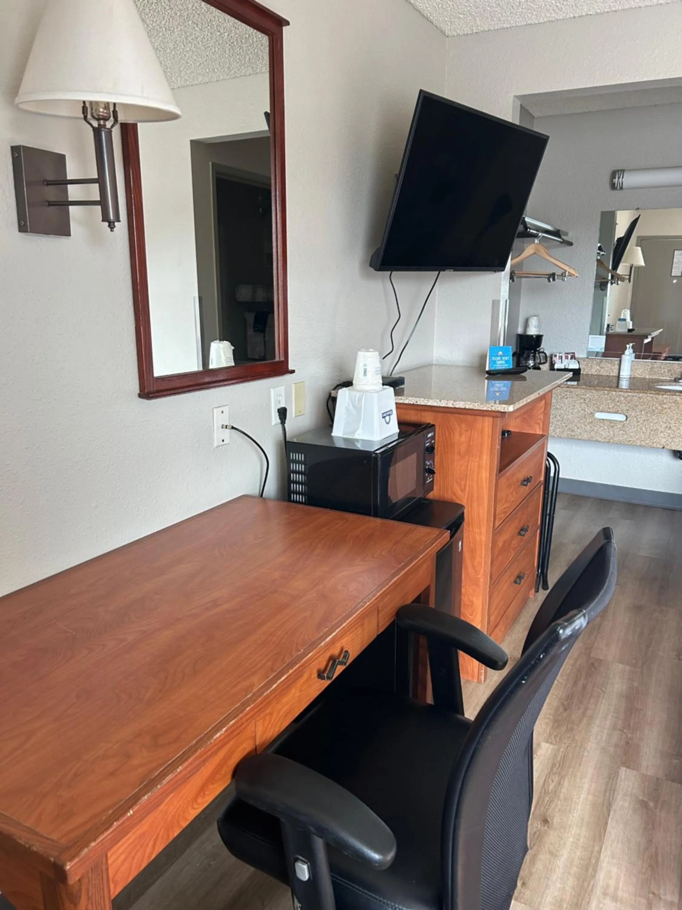 TV and multimedia in Days Inn by Wyndham Turlock