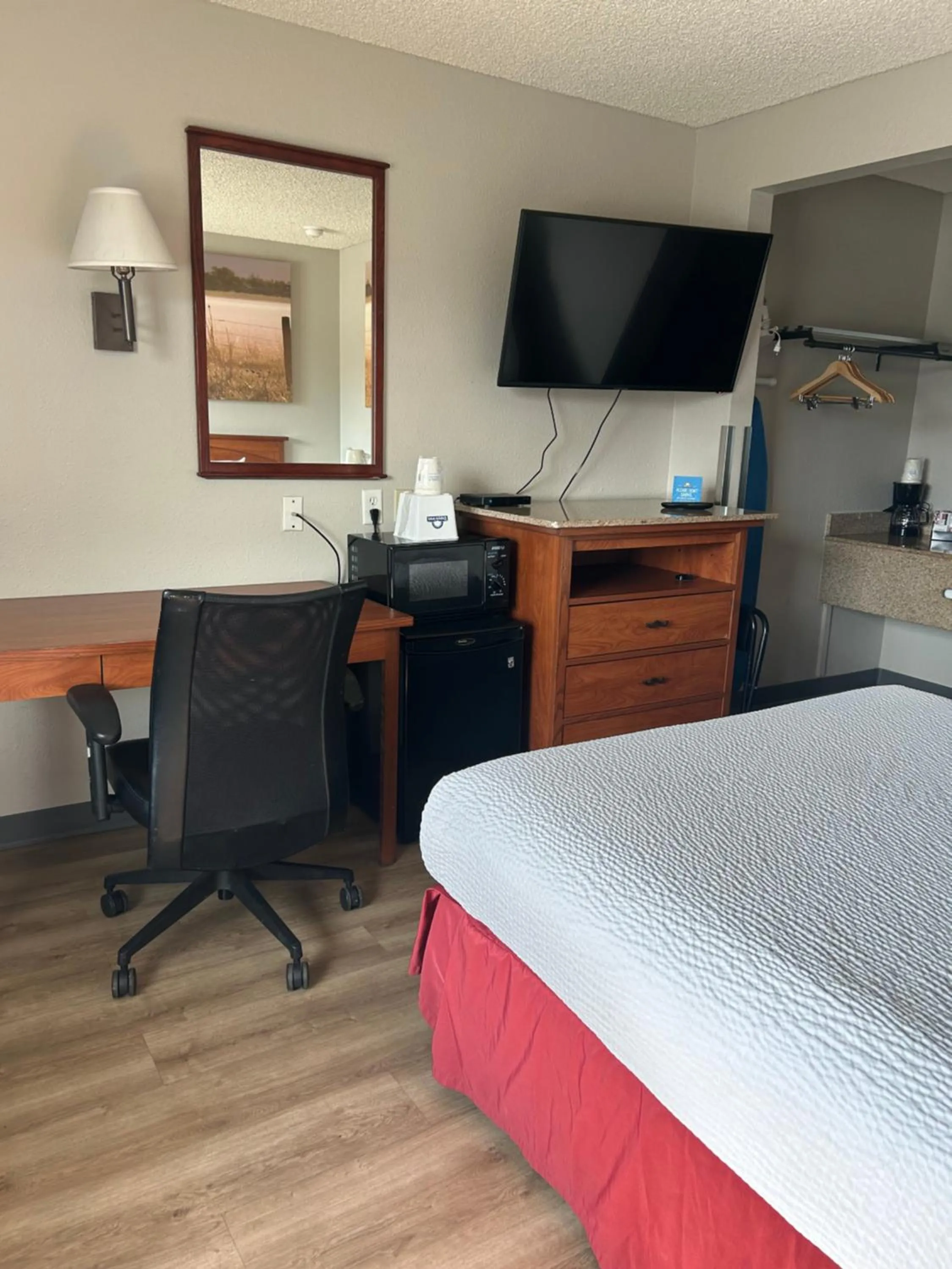 TV and multimedia, Bed in Days Inn by Wyndham Turlock