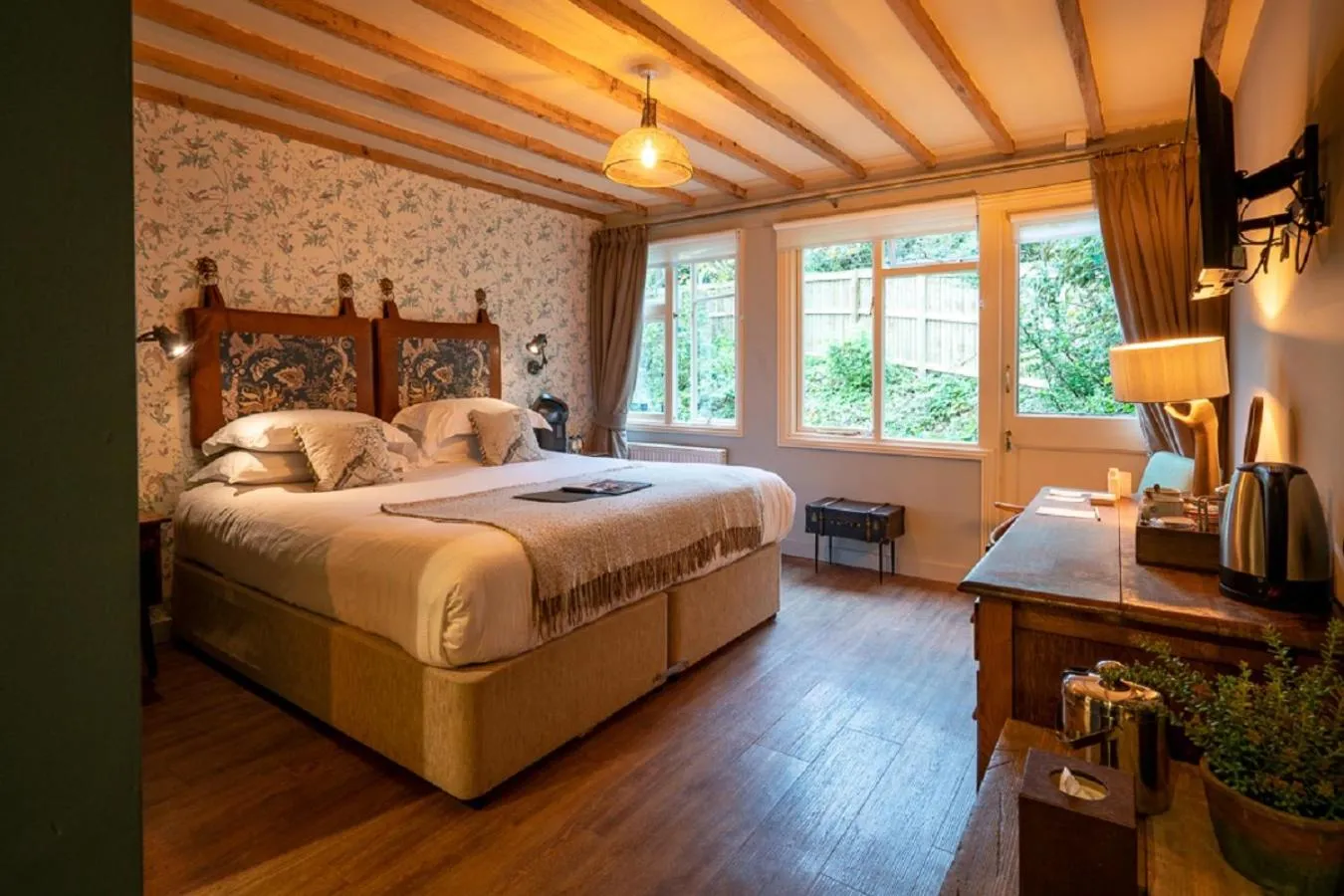 Photo of the whole room, Bed in Castle Inn