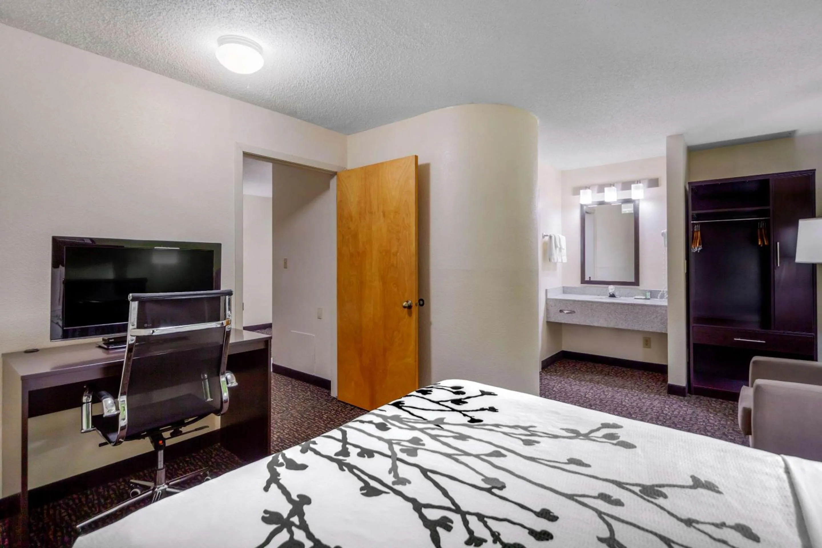 Photo of the whole room, Bed in Sleep Inn & Suites Omaha Airport