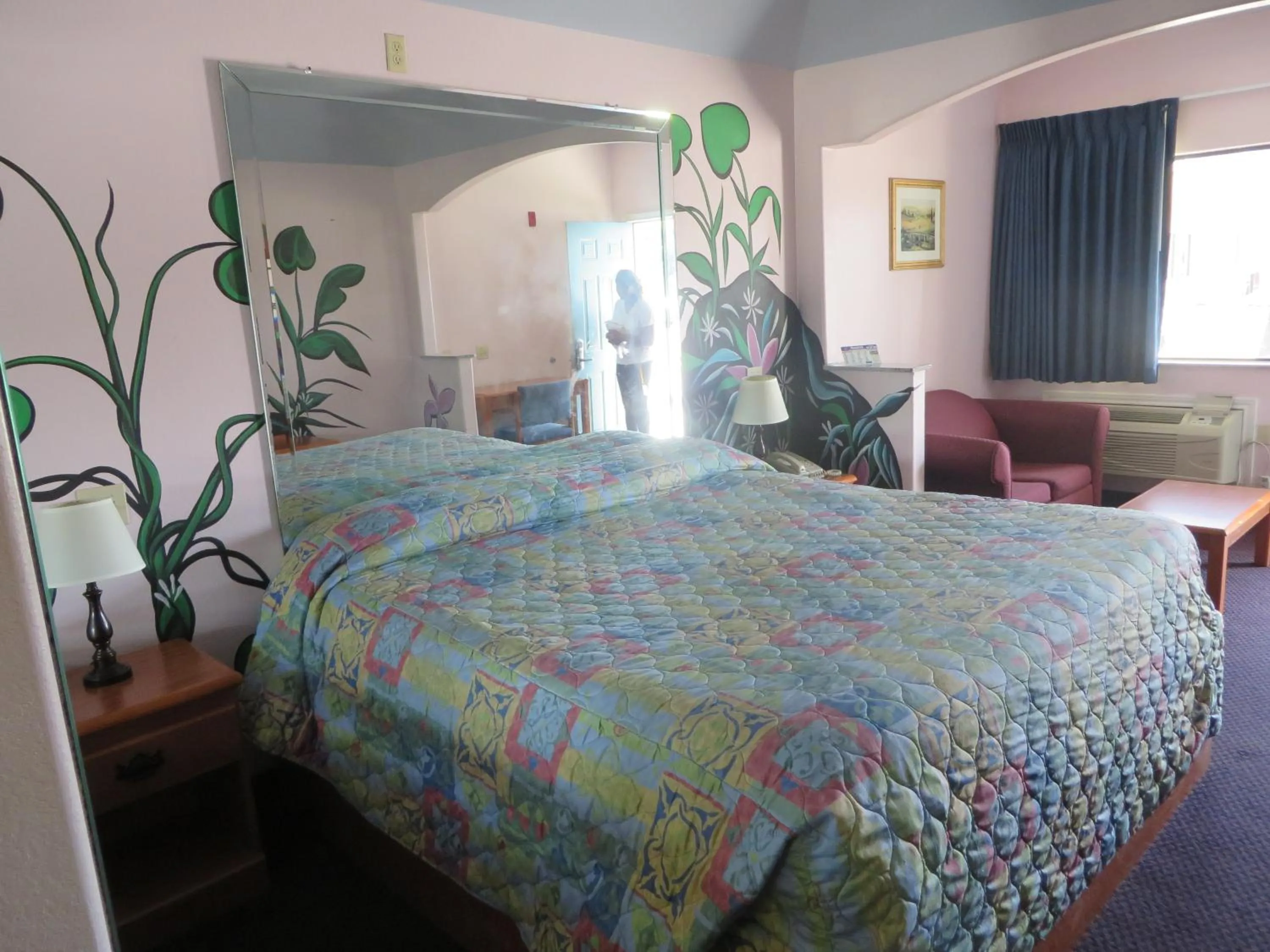 Bed in Travelers Inn and Suites Liberty