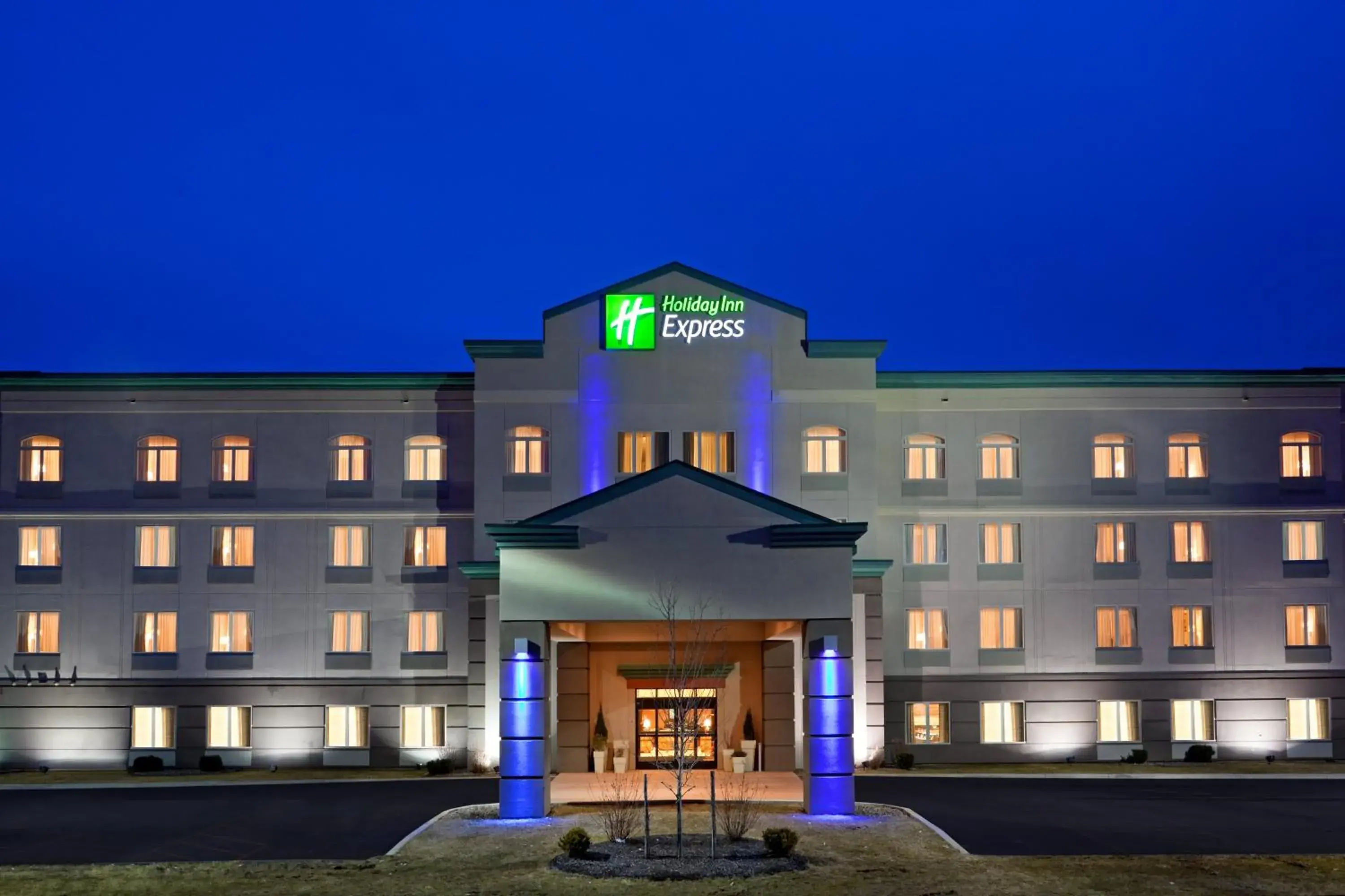 Property building in Holiday Inn Express Syracuse-Fairgrounds by IHG Property building in Holiday Inn Express Syracuse-Fairgrounds by IHG