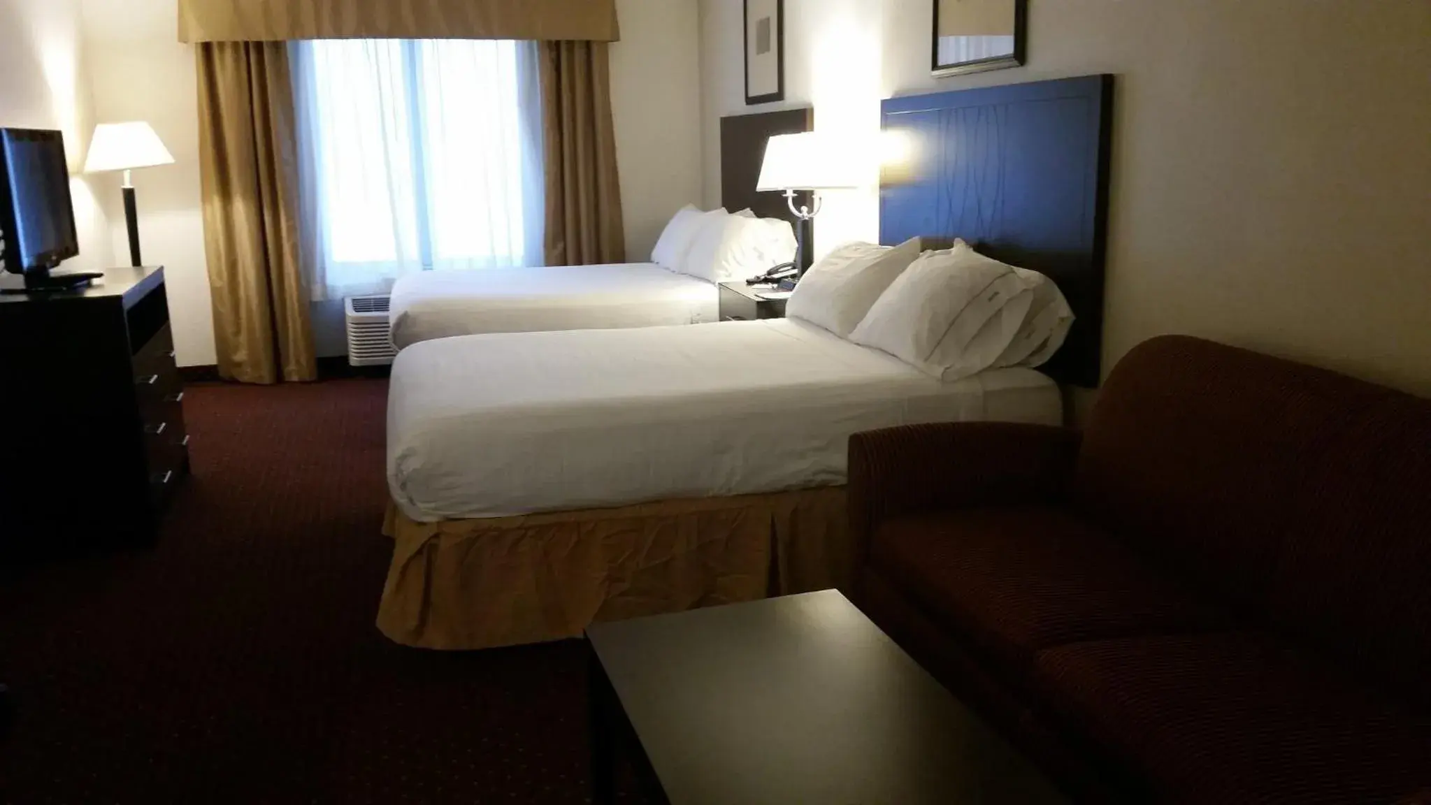 Photo of the whole room, Bed in Holiday Inn Express Syracuse-Fairgrounds by IHG Photo of the whole room, Bed in Holiday Inn Express Syracuse-Fairgrounds by IHG