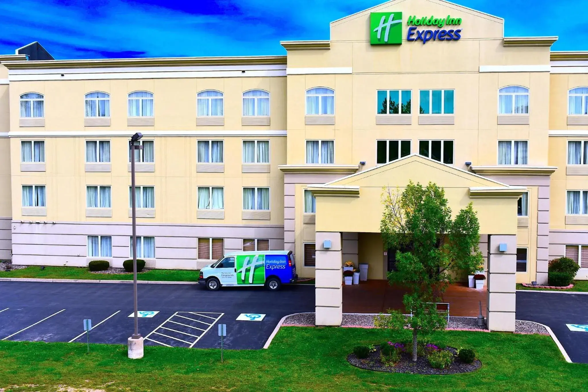 Property building in Holiday Inn Express Syracuse-Fairgrounds by IHG Property building in Holiday Inn Express Syracuse-Fairgrounds by IHG