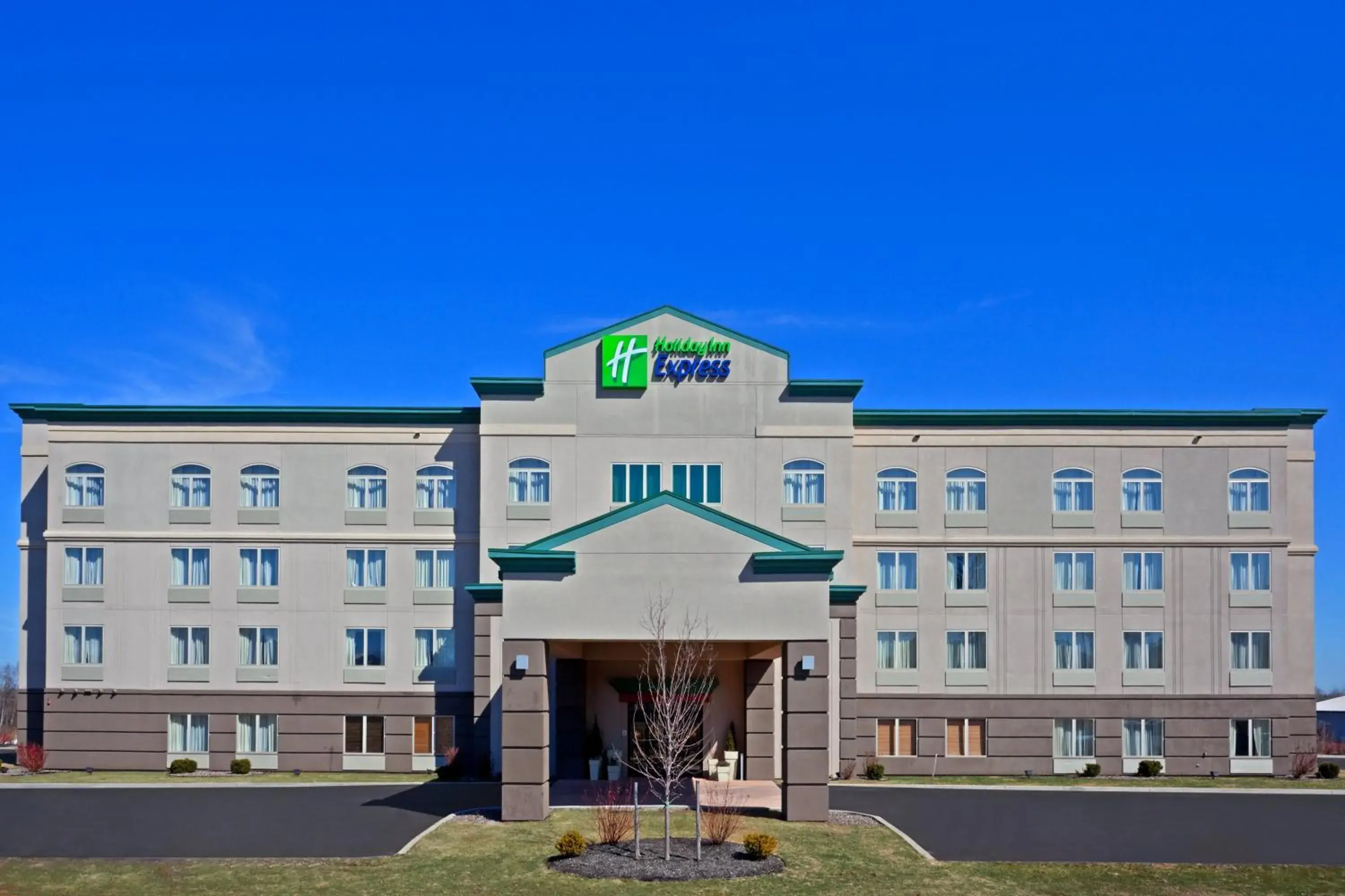 Property building in Holiday Inn Express Syracuse-Fairgrounds by IHG Property building in Holiday Inn Express Syracuse-Fairgrounds by IHG