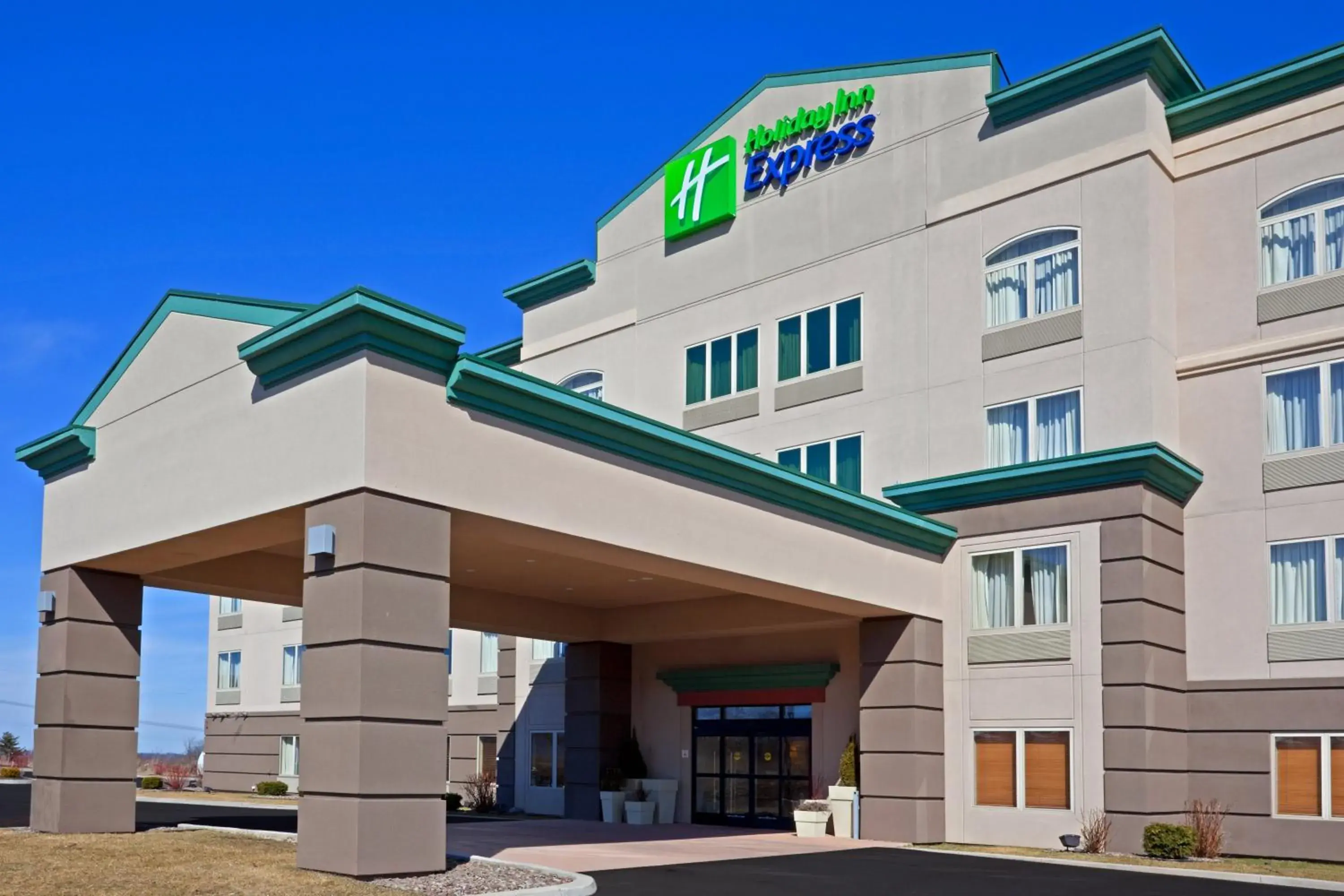 Property building in Holiday Inn Express Syracuse-Fairgrounds by IHG Property building in Holiday Inn Express Syracuse-Fairgrounds by IHG