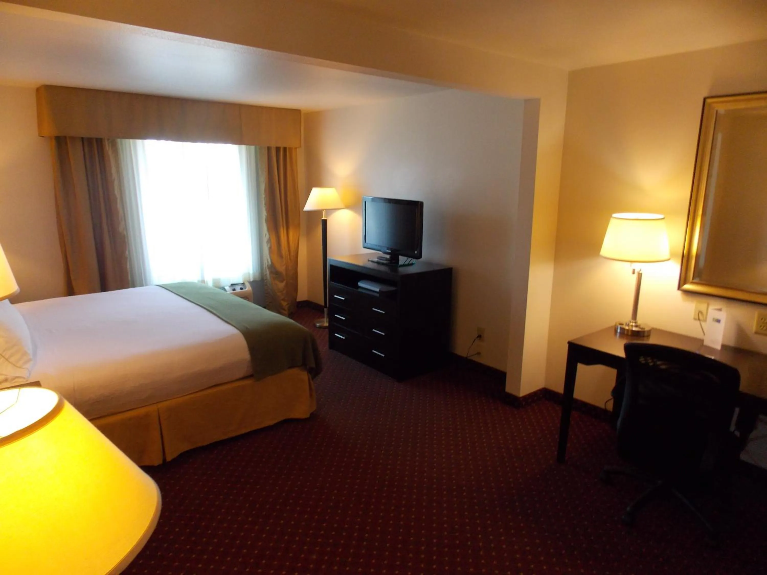 Photo of the whole room, Bed in Holiday Inn Express Syracuse-Fairgrounds by IHG