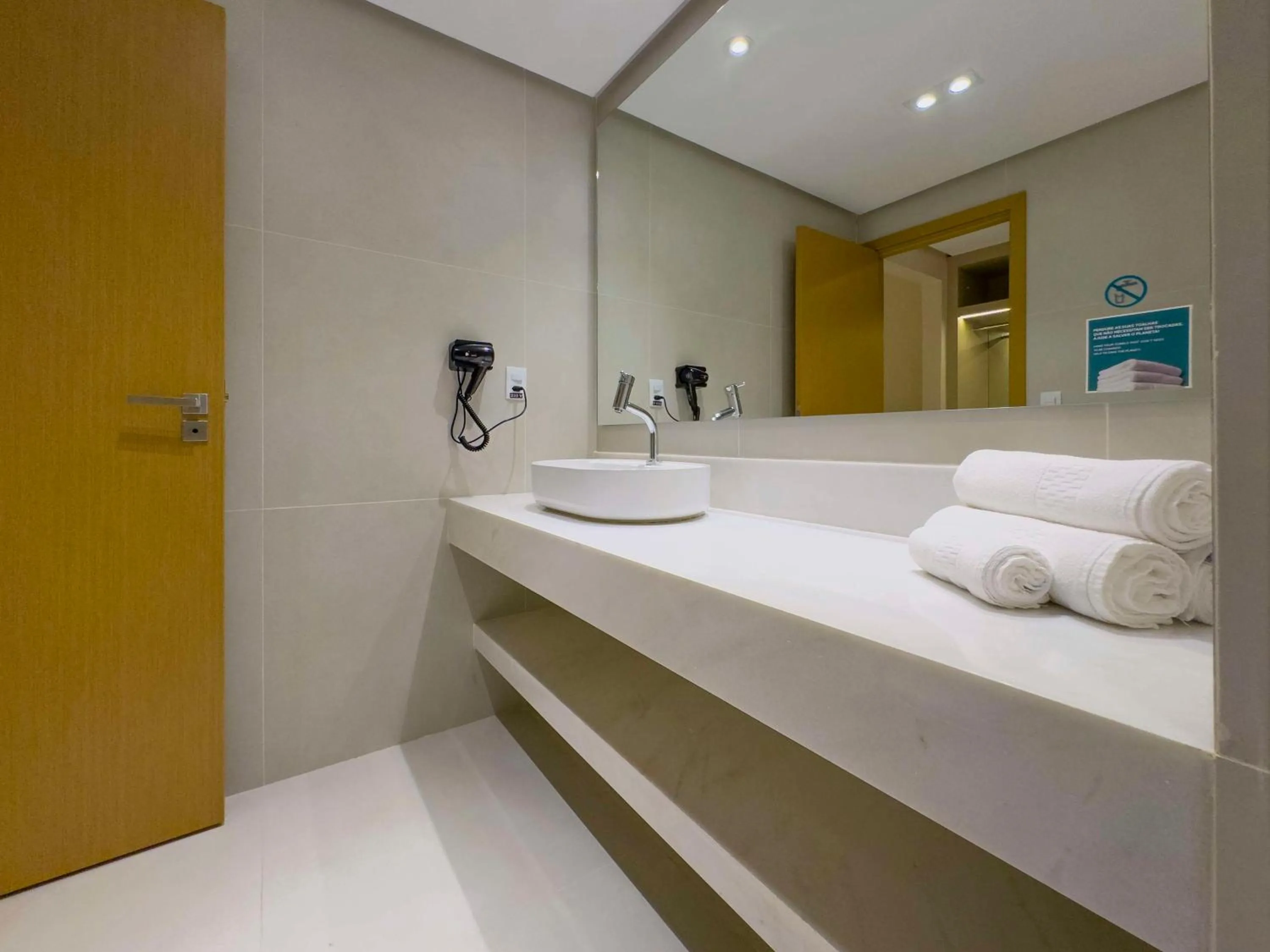 Bathroom in Best Western Shalimar Praia Hotel