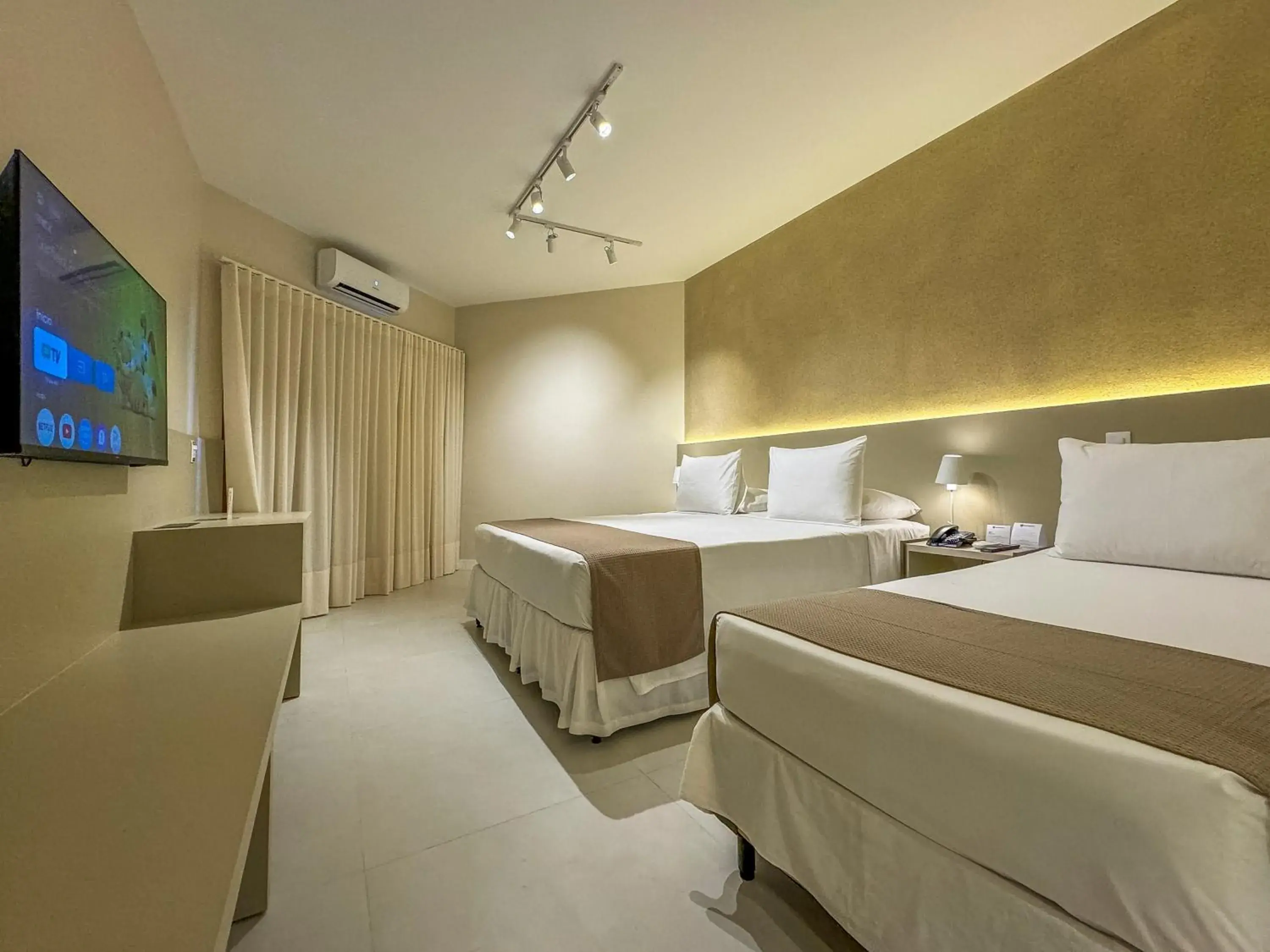 Premier Triple Room with One Queen and One Single Bed in Best Western Shalimar Praia Hotel Premier Triple Room with One Queen and One Single Bed in Best Western Shalimar Praia Hotel