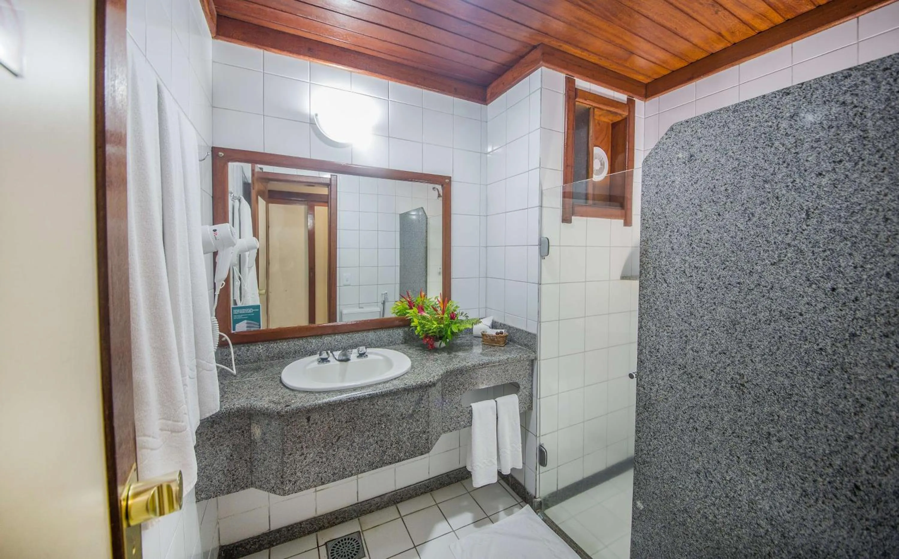Bathroom in Best Western Shalimar Praia Hotel
