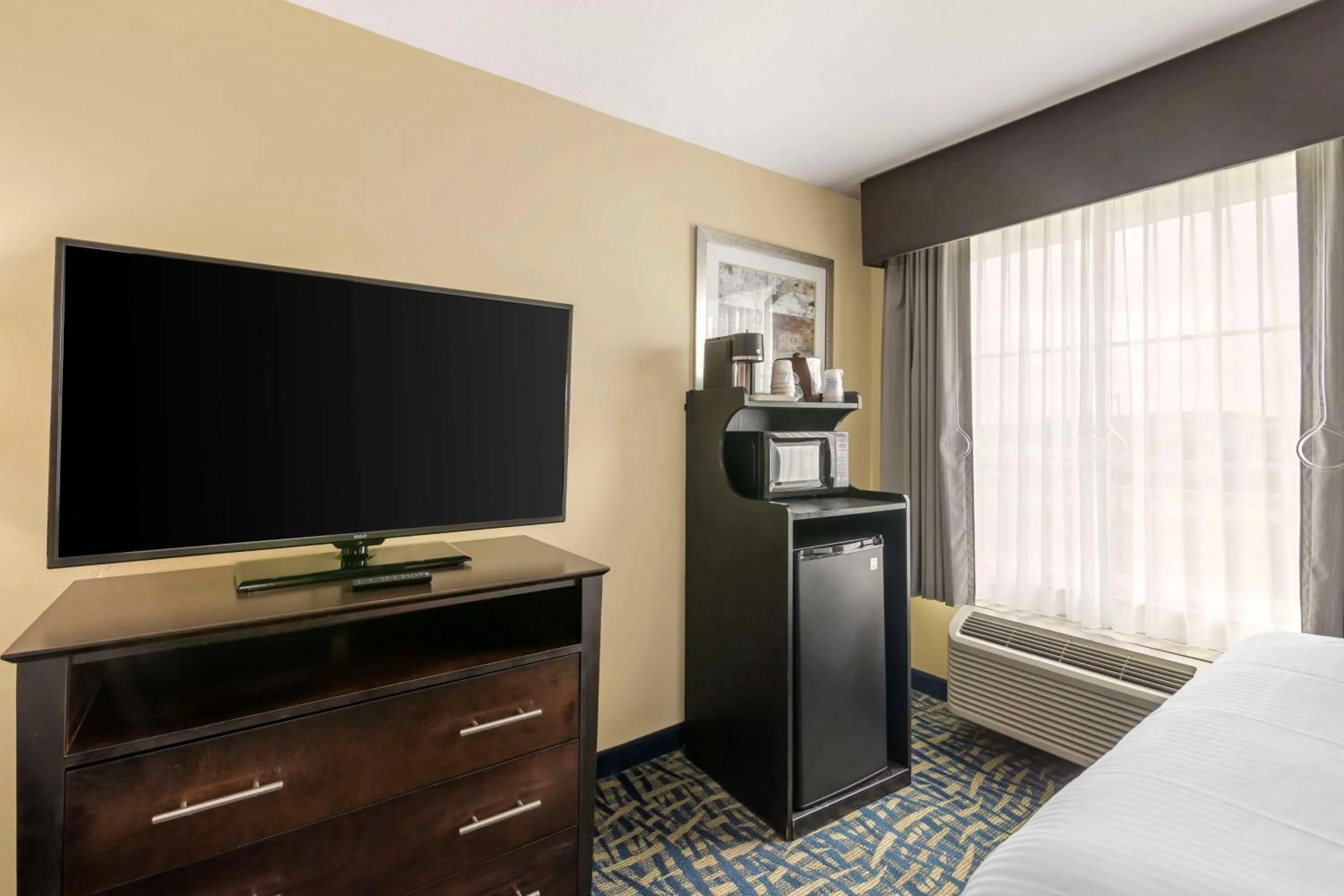 Bedroom, Bed in Best Western Plus Brunswick Inn & Suites