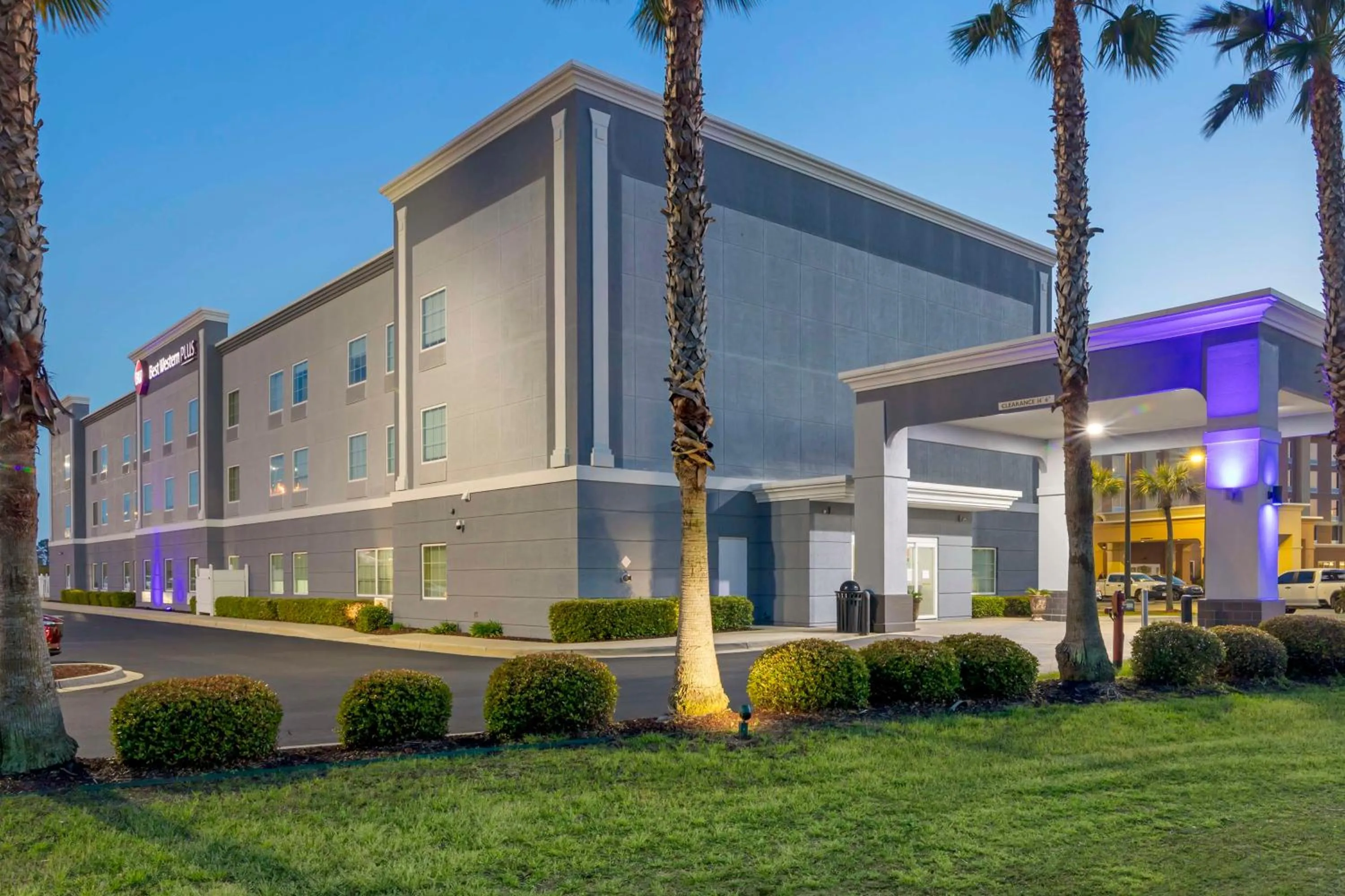 Property building in Best Western Plus Brunswick Inn & Suites
