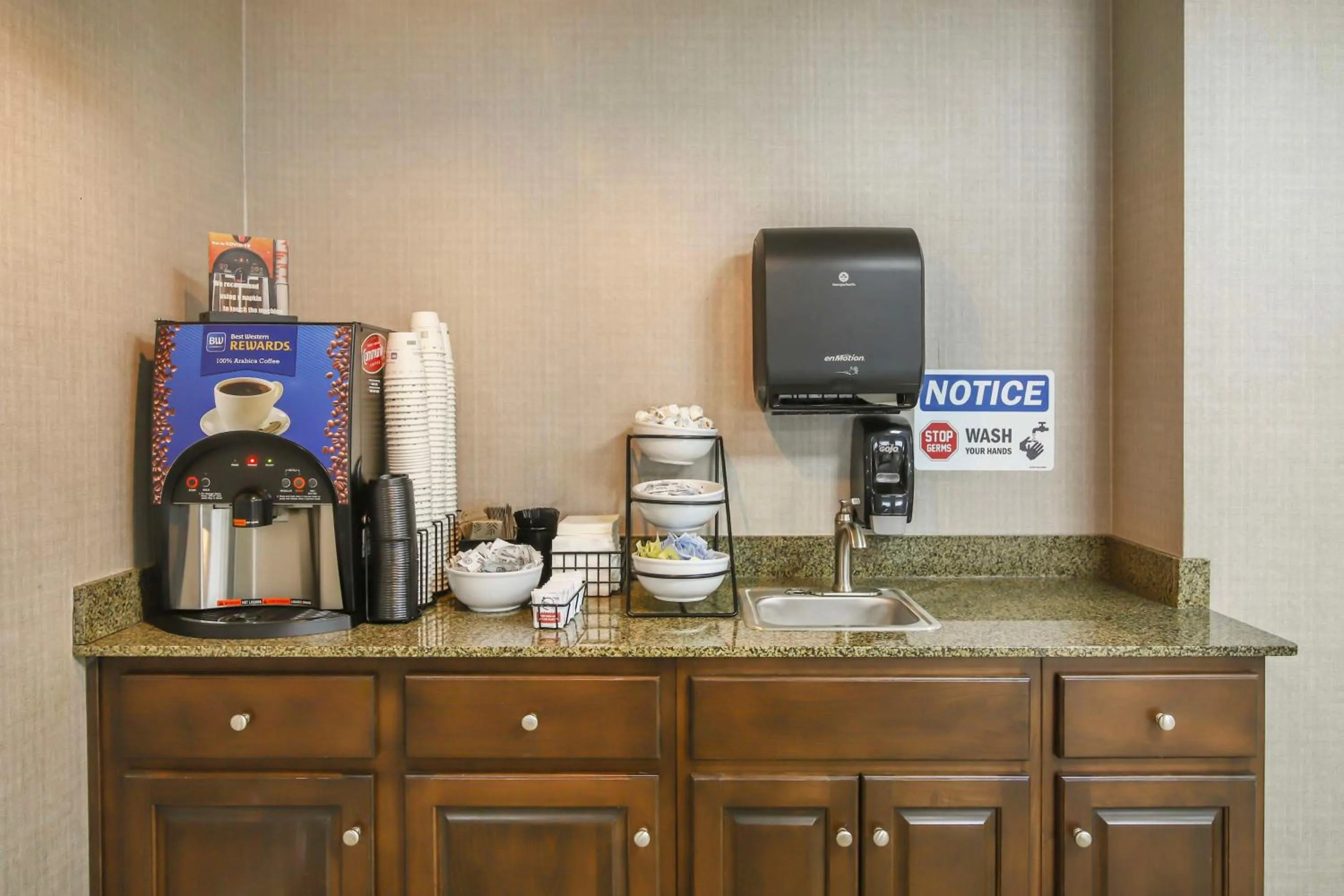 Breakfast in Best Western Plus Brunswick Inn & Suites