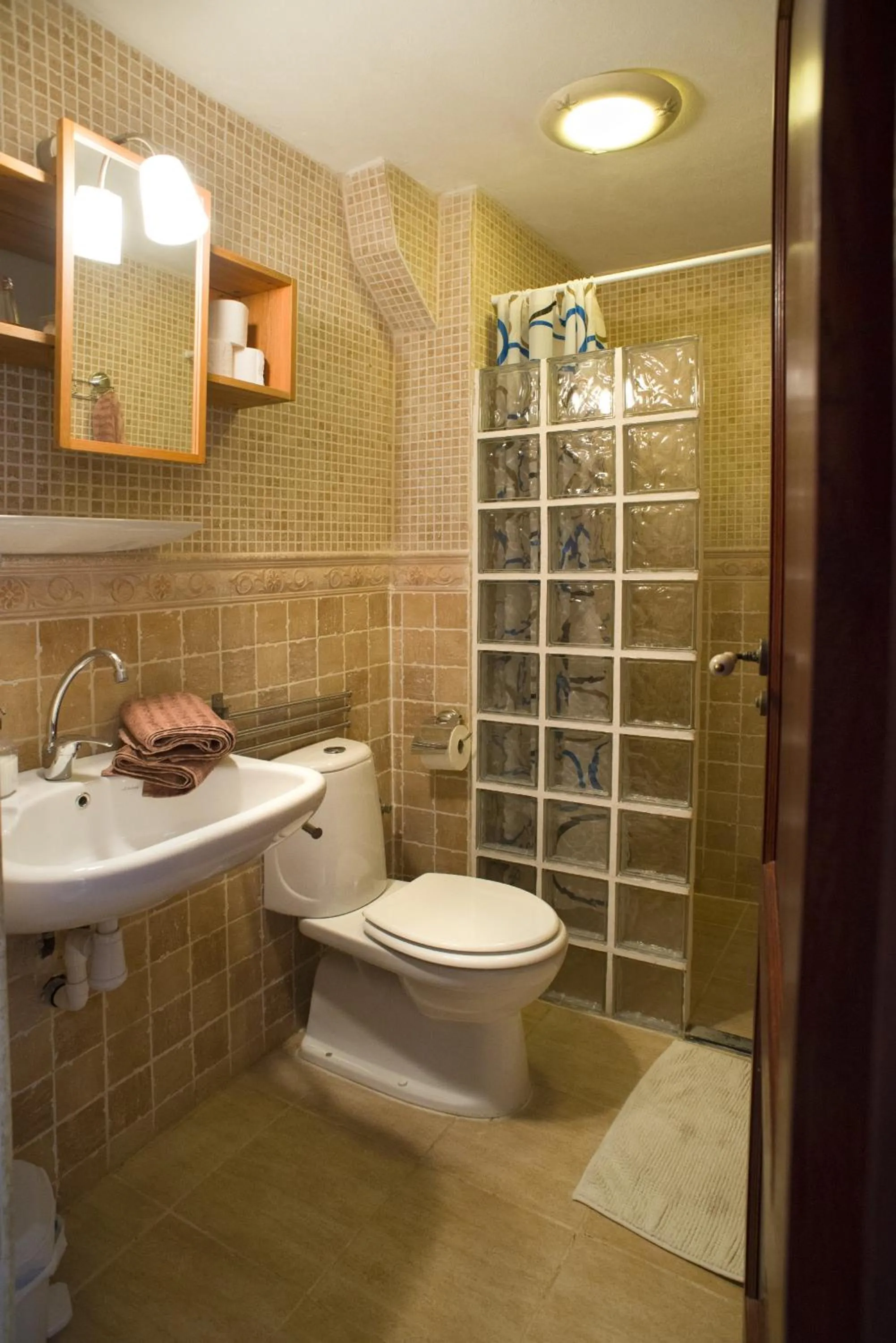 Bathroom in Dios Esta Bien