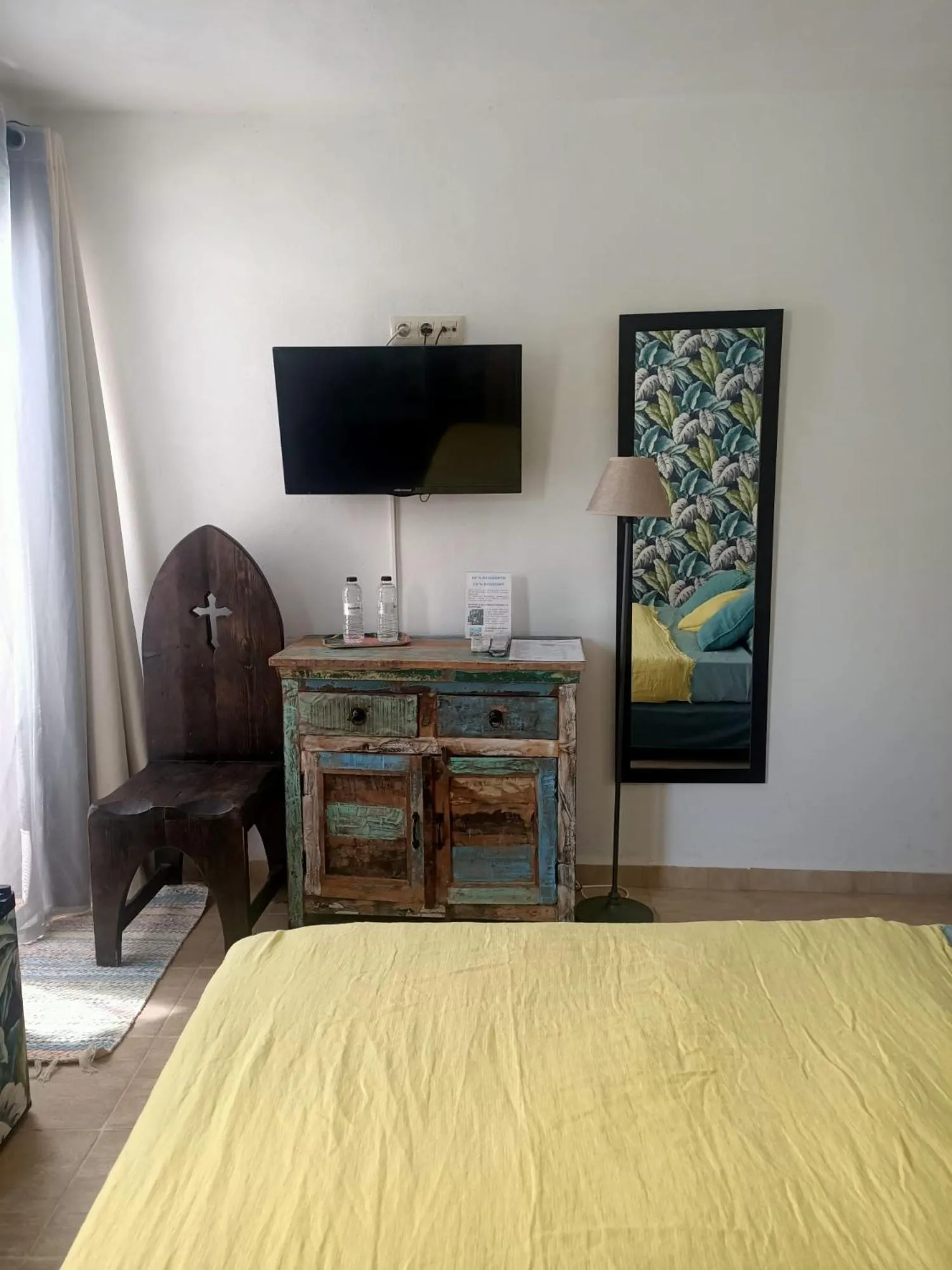 Property building, Bed in Dios Esta Bien