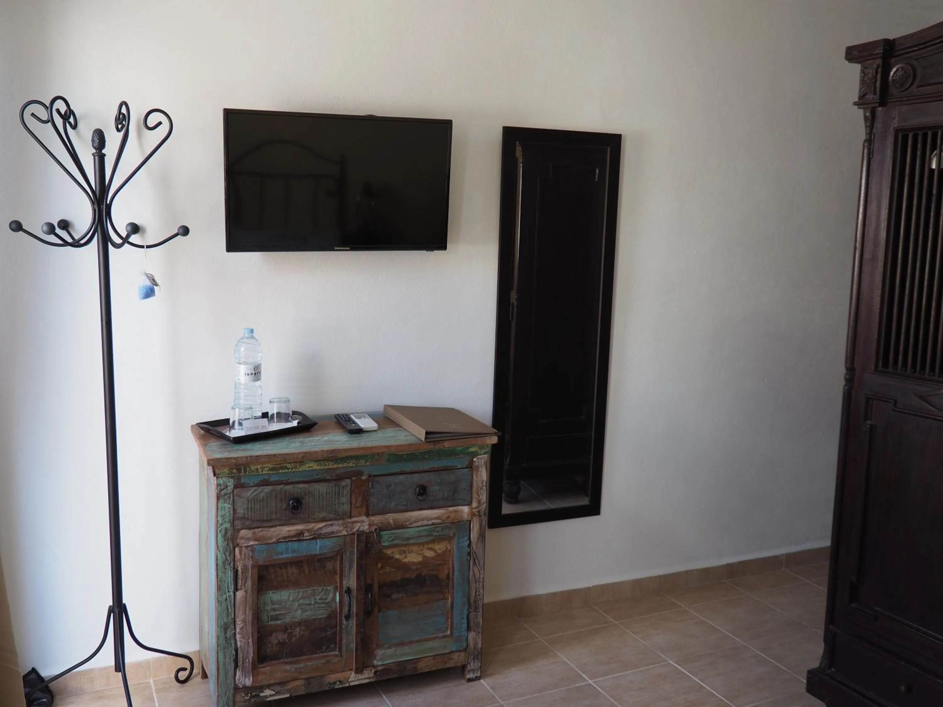 Photo of the whole room in Dios Esta Bien