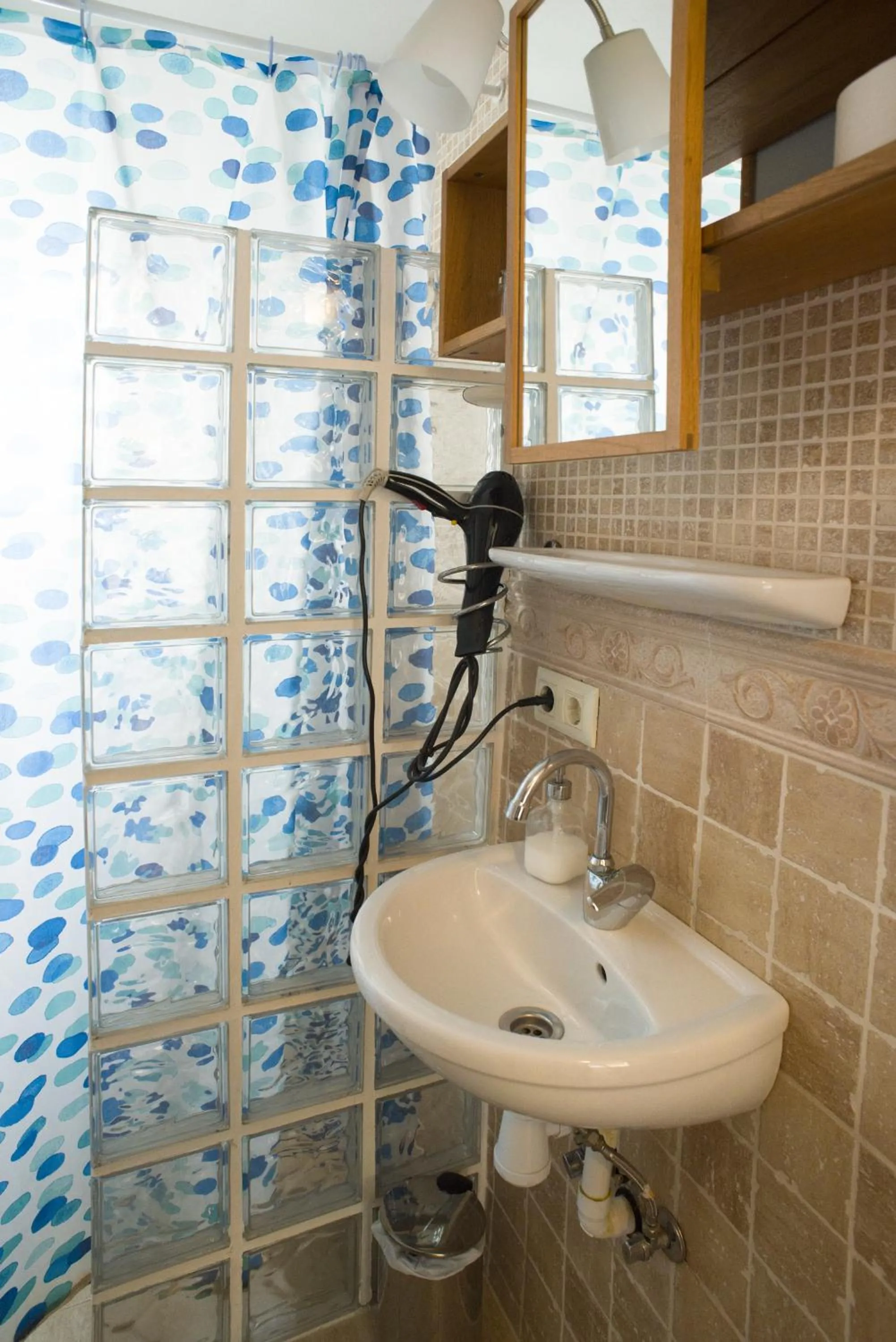 Bathroom in Dios Esta Bien
