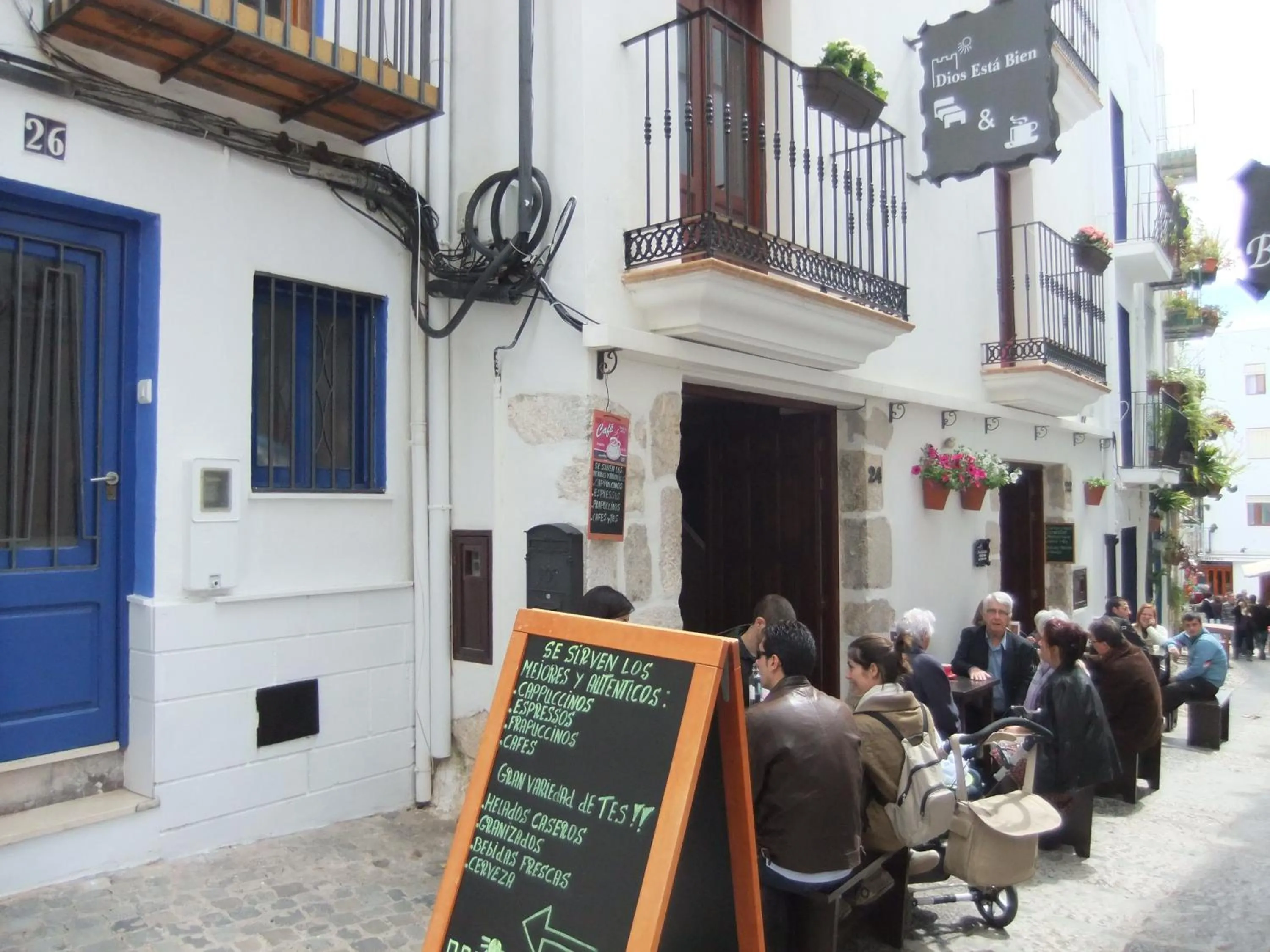 Facade/entrance in Dios Esta Bien