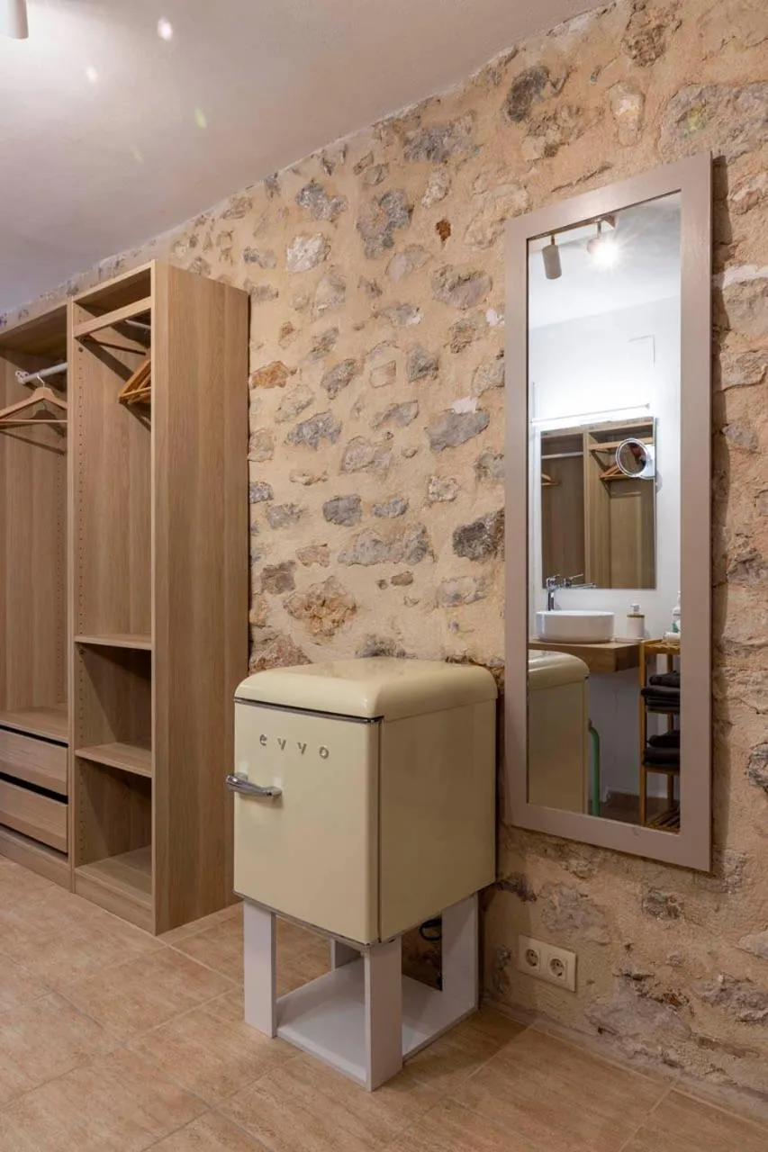 wardrobe in Dios Esta Bien