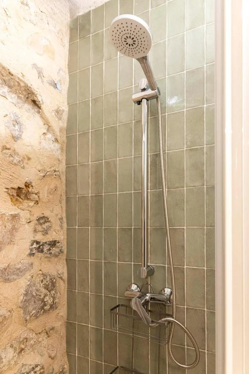 Shower in Dios Esta Bien