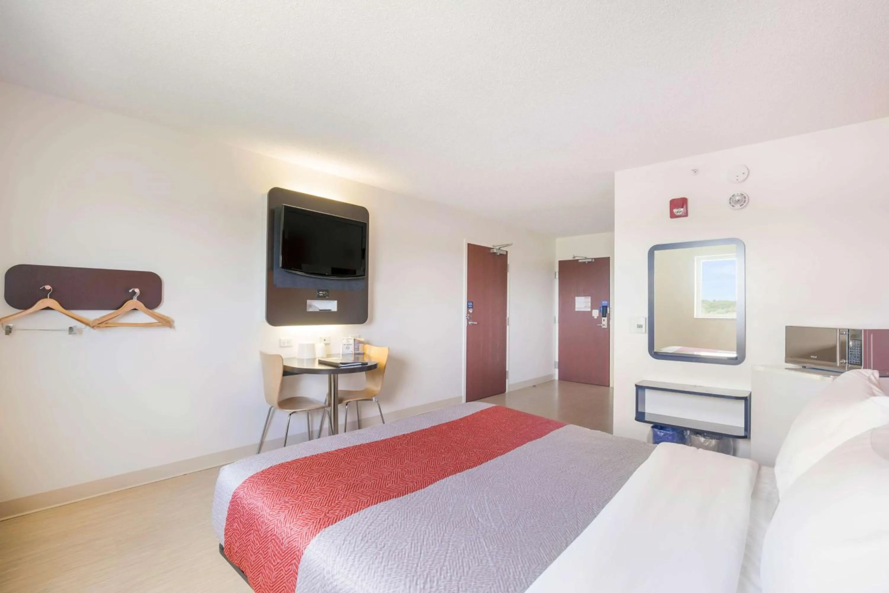 Photo of the whole room, Bed in Motel 6-Kingston, ON