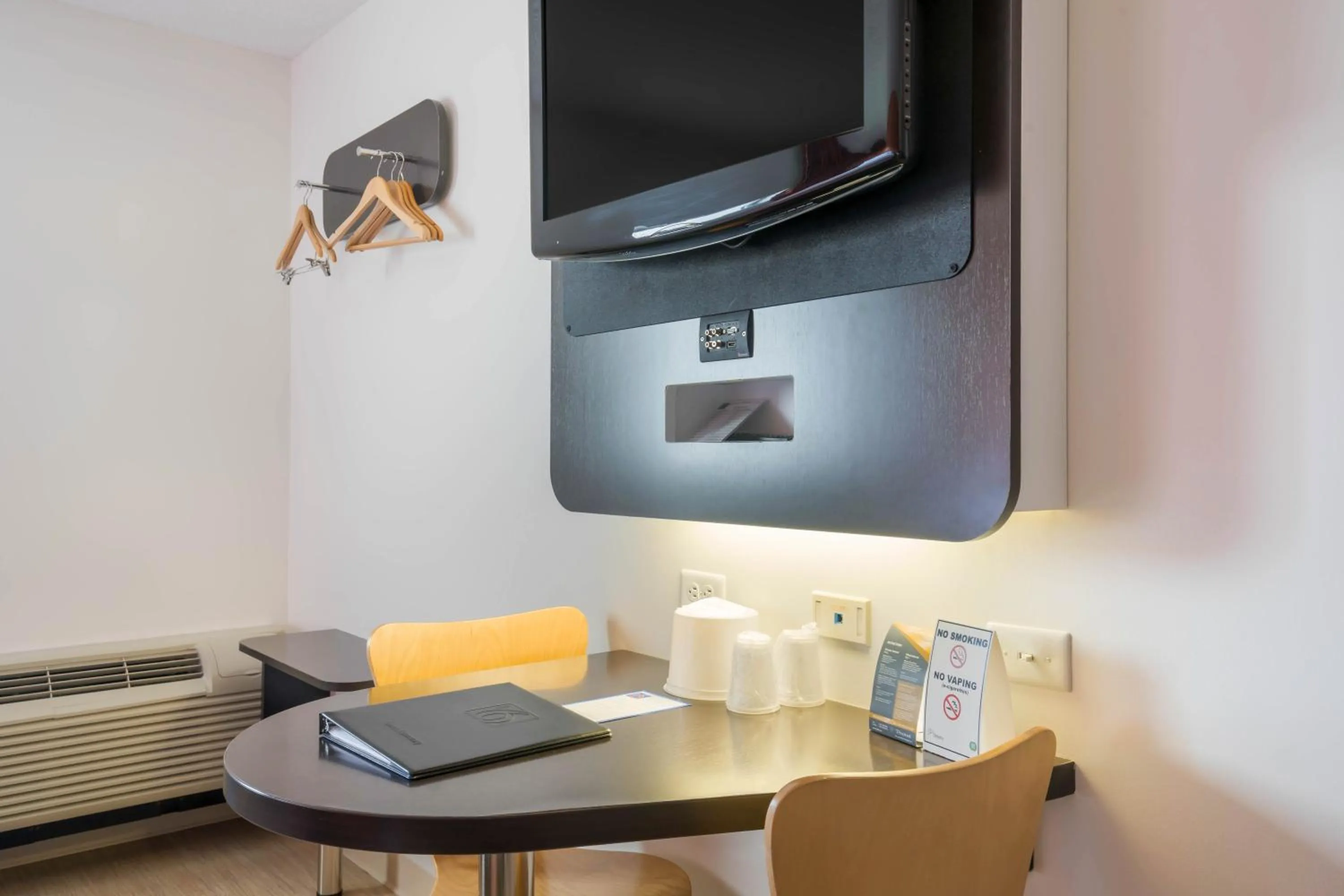 Seating area in Motel 6-Kingston, ON