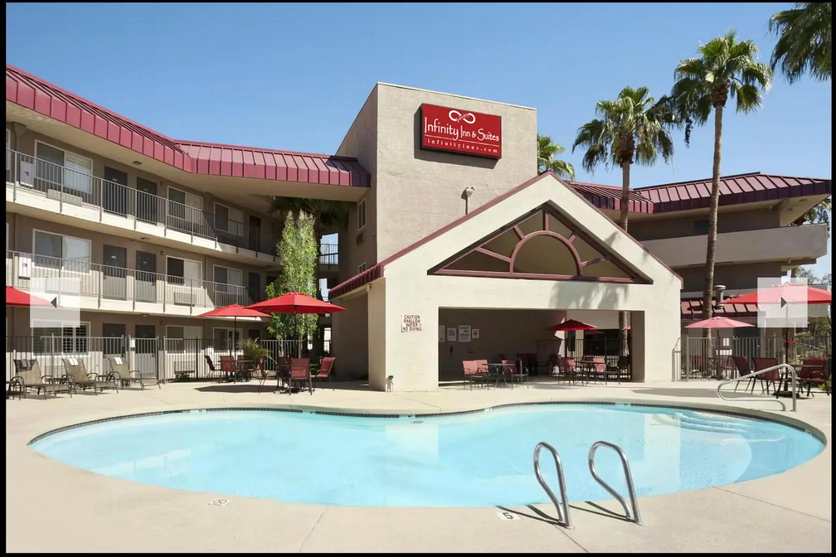 Swimming pool in Infinity Inn & Suites