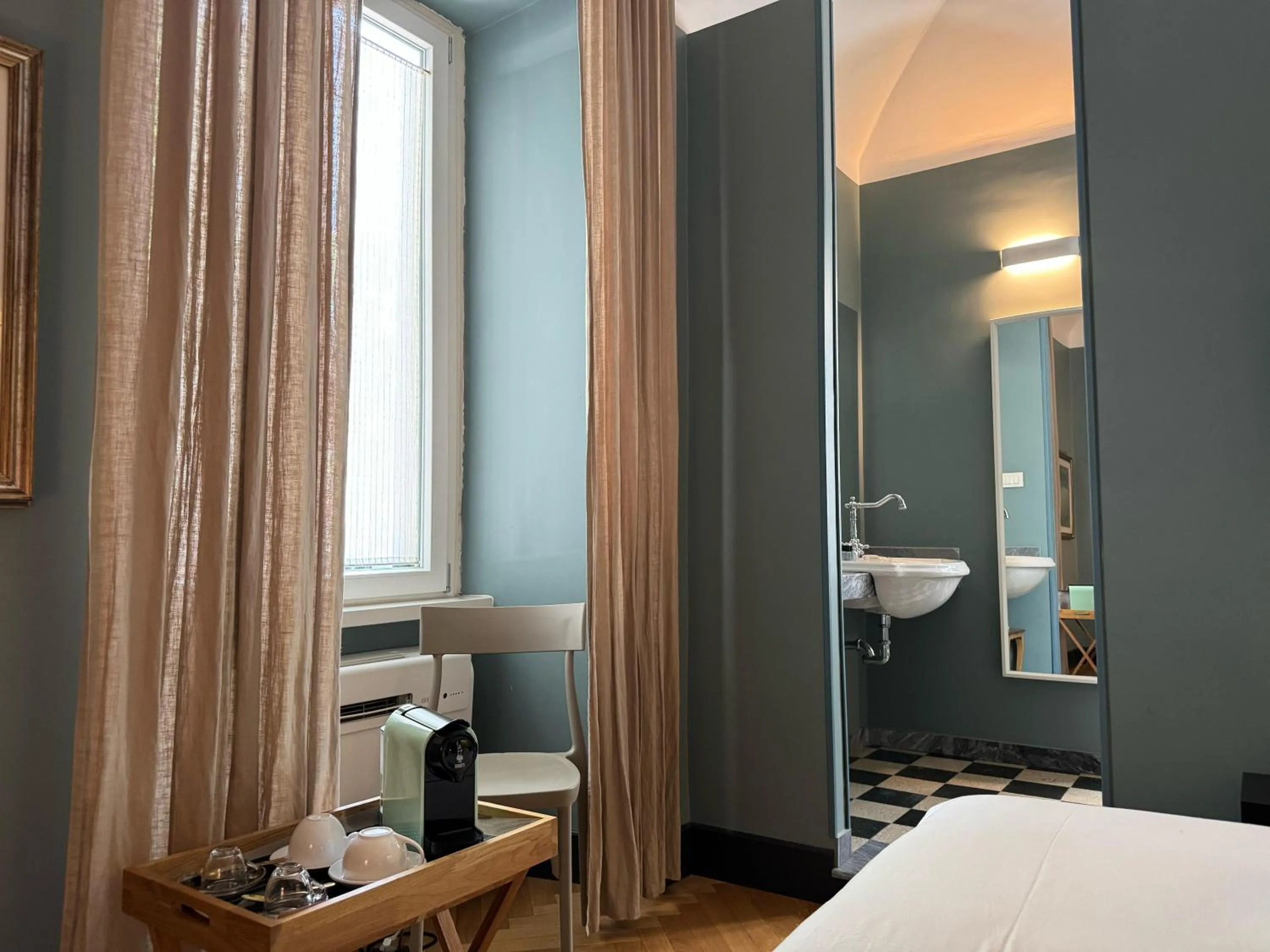 View (from property/room), Bed in Santa Monica Townhouse