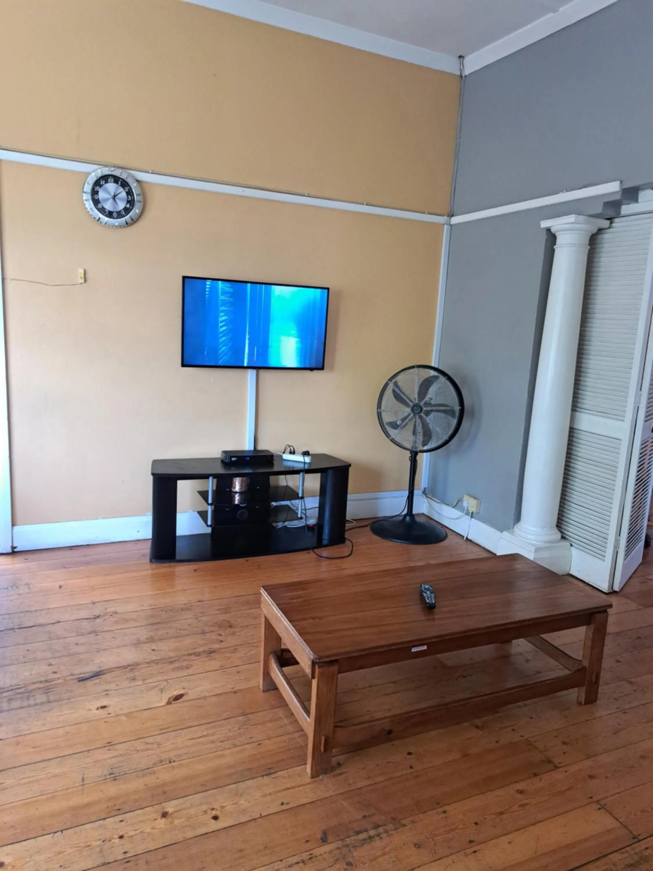 Communal lounge/ TV room in PMB Backpackers Lodge