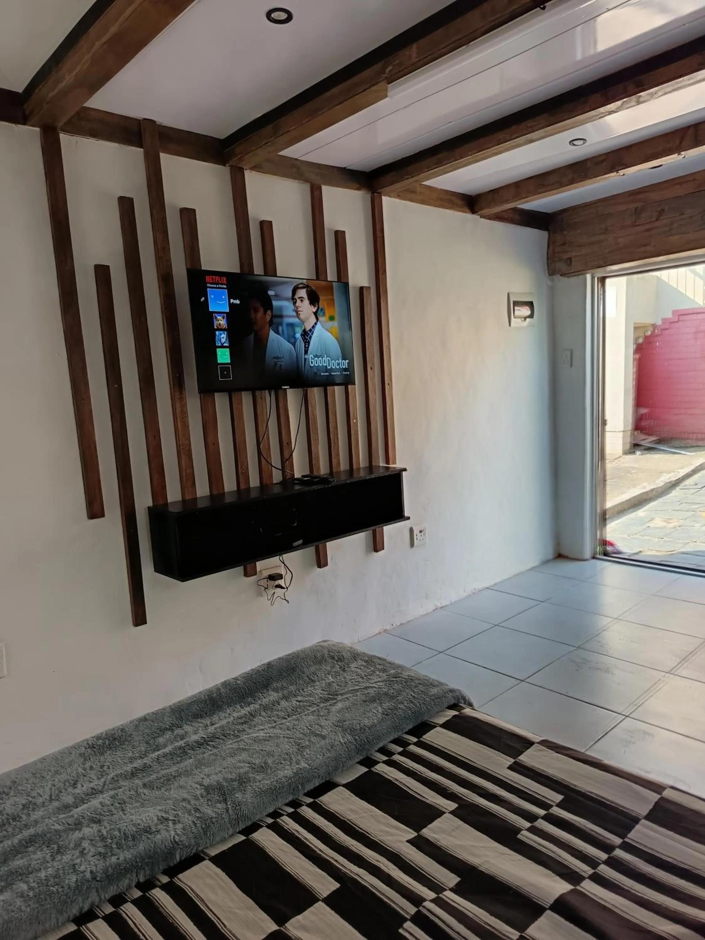 Communal lounge/ TV room in PMB Backpackers Lodge