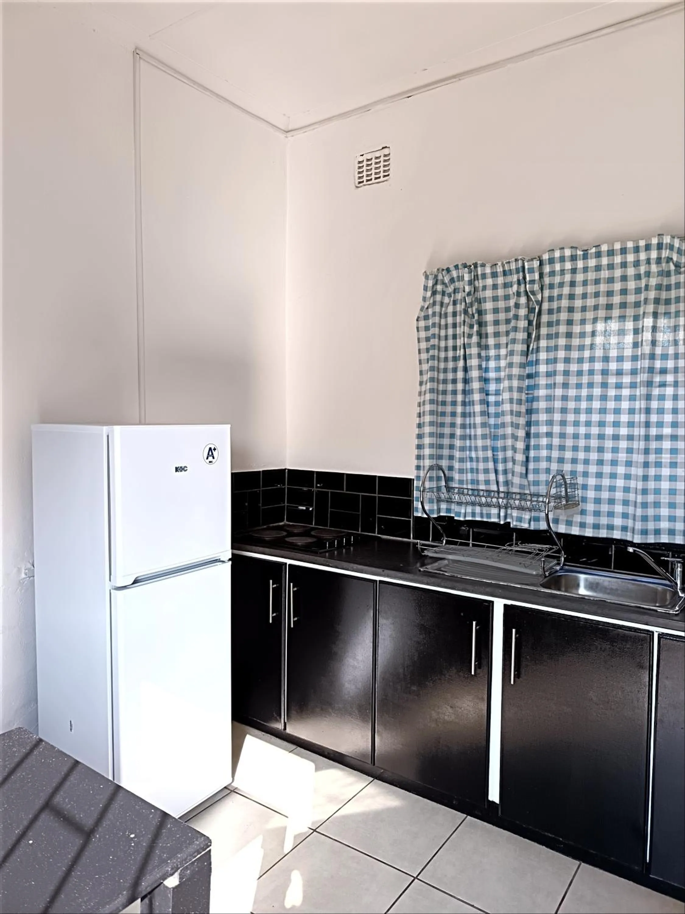 Kitchen or kitchenette in PMB Backpackers Lodge