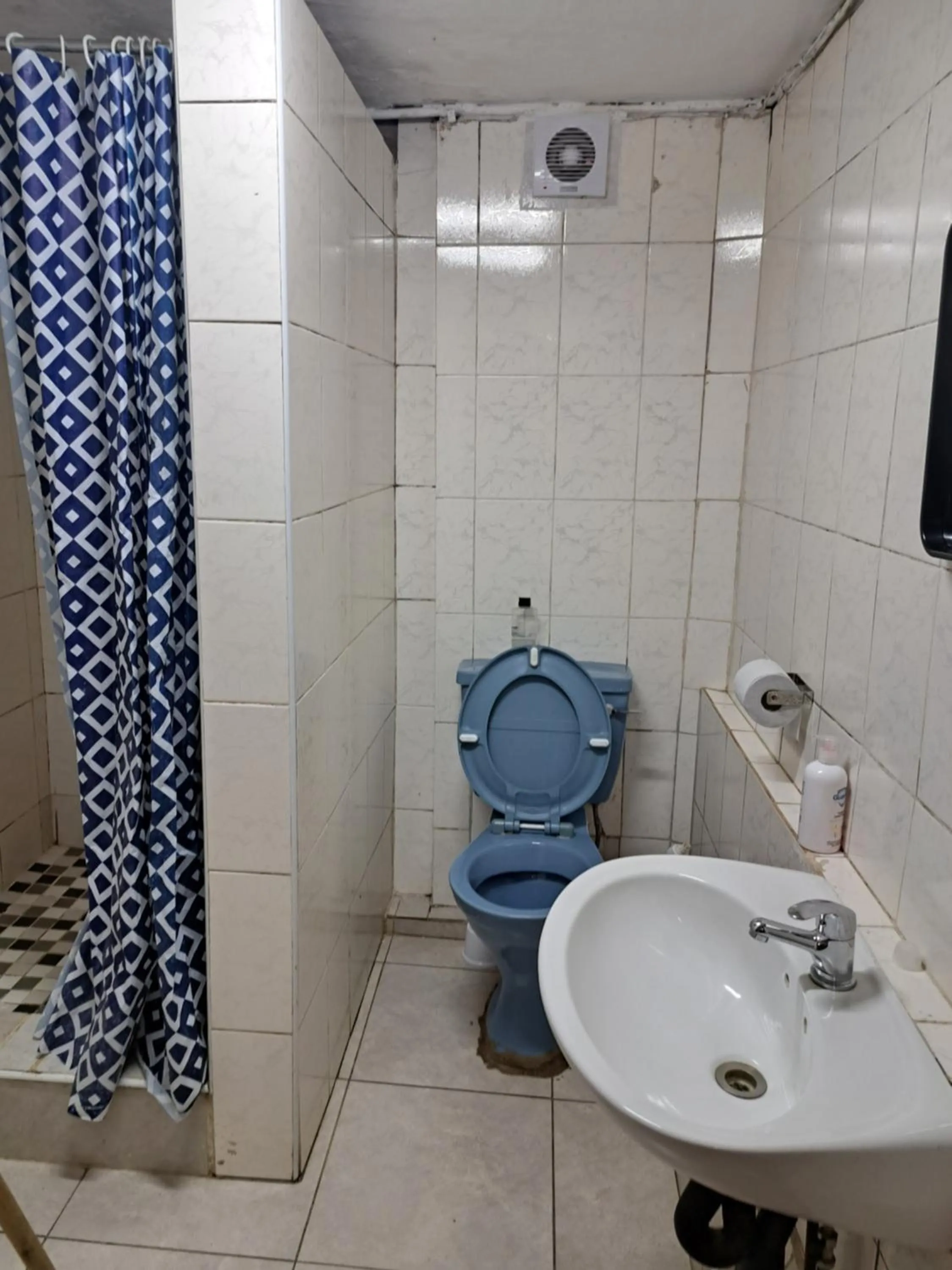 Shower in PMB Backpackers Lodge