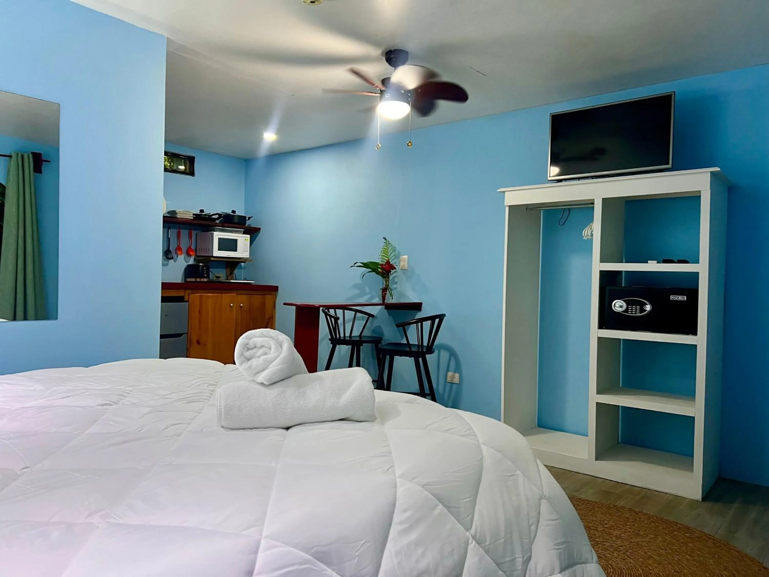 Bed in Peace of Paradise Breakfast Included Free Manuel Antonio Park Tour