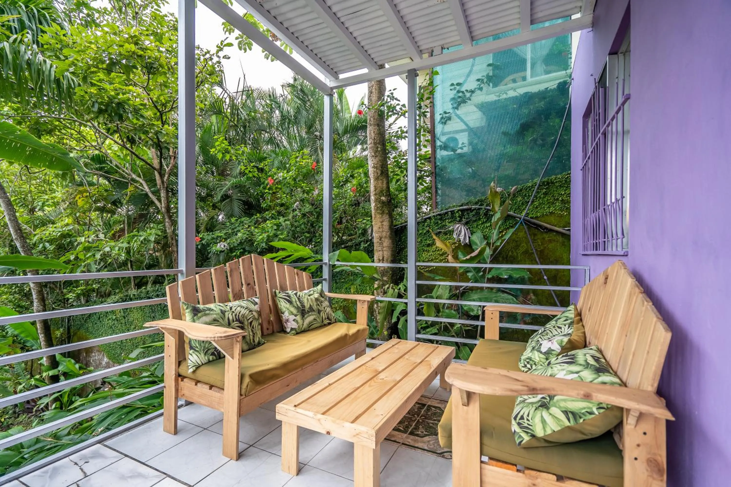 Patio in Peace of Paradise Breakfast Included Free Manuel Antonio Park Tour