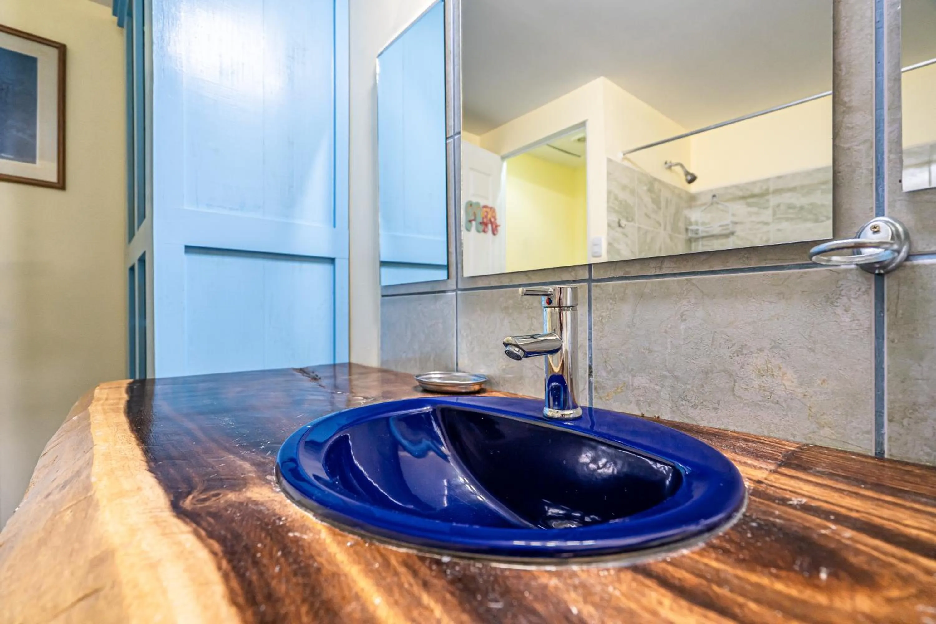 Bathroom in Peace of Paradise Breakfast Included Free Manuel Antonio Park Tour