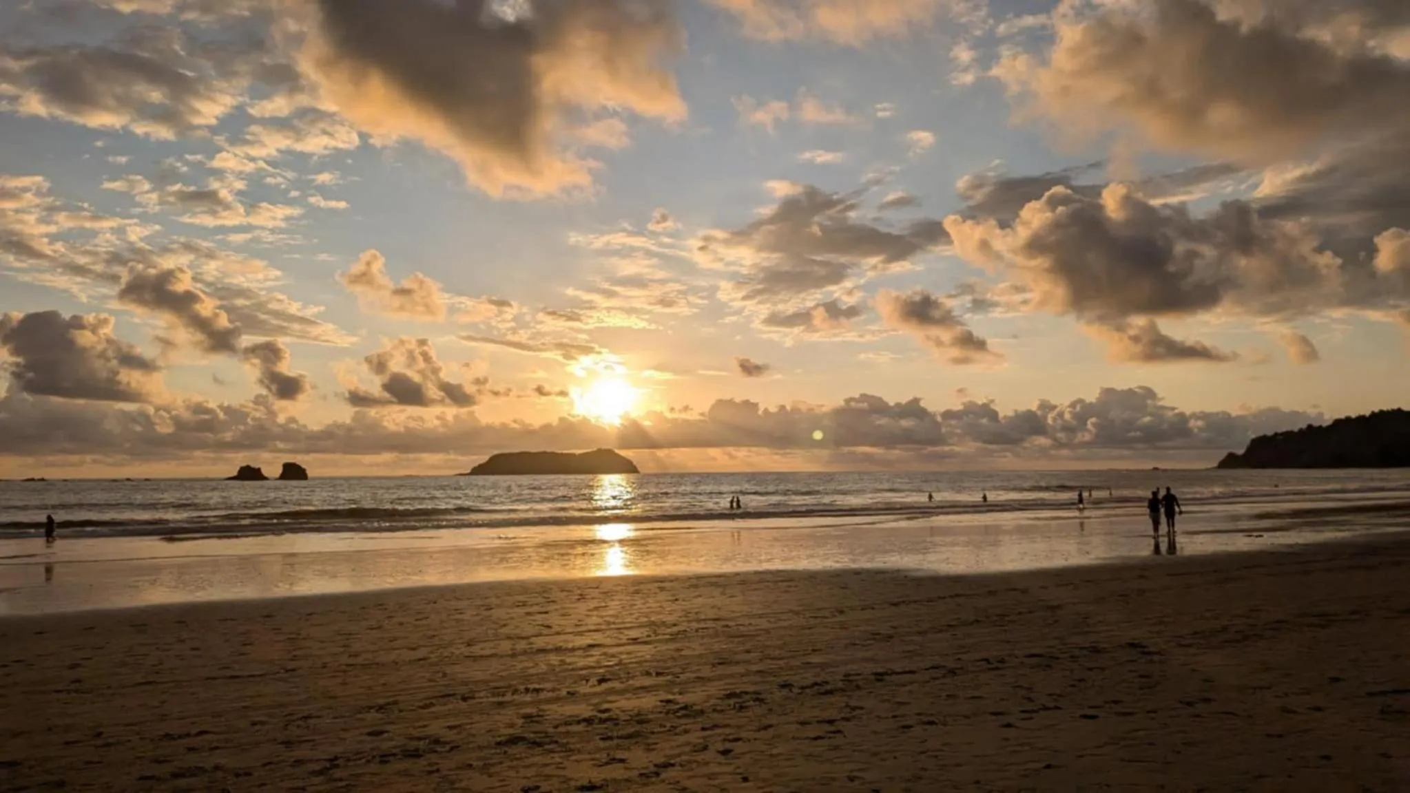 Beach in Peace of Paradise Breakfast Included Free Manuel Antonio Park Tour