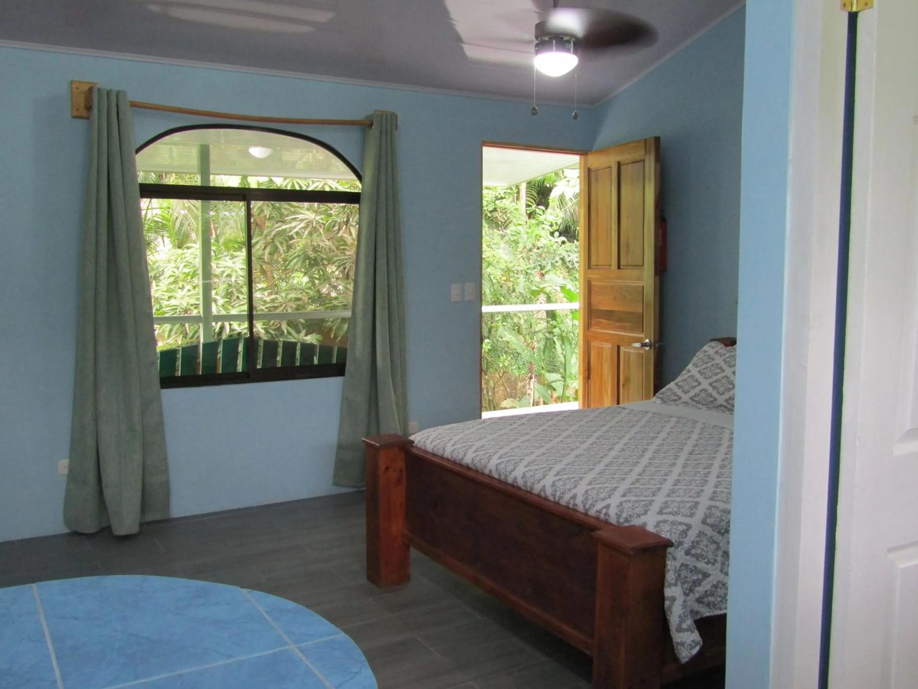 Photo of the whole room, Bed in Peace of Paradise Breakfast Included Free Manuel Antonio Park Tour