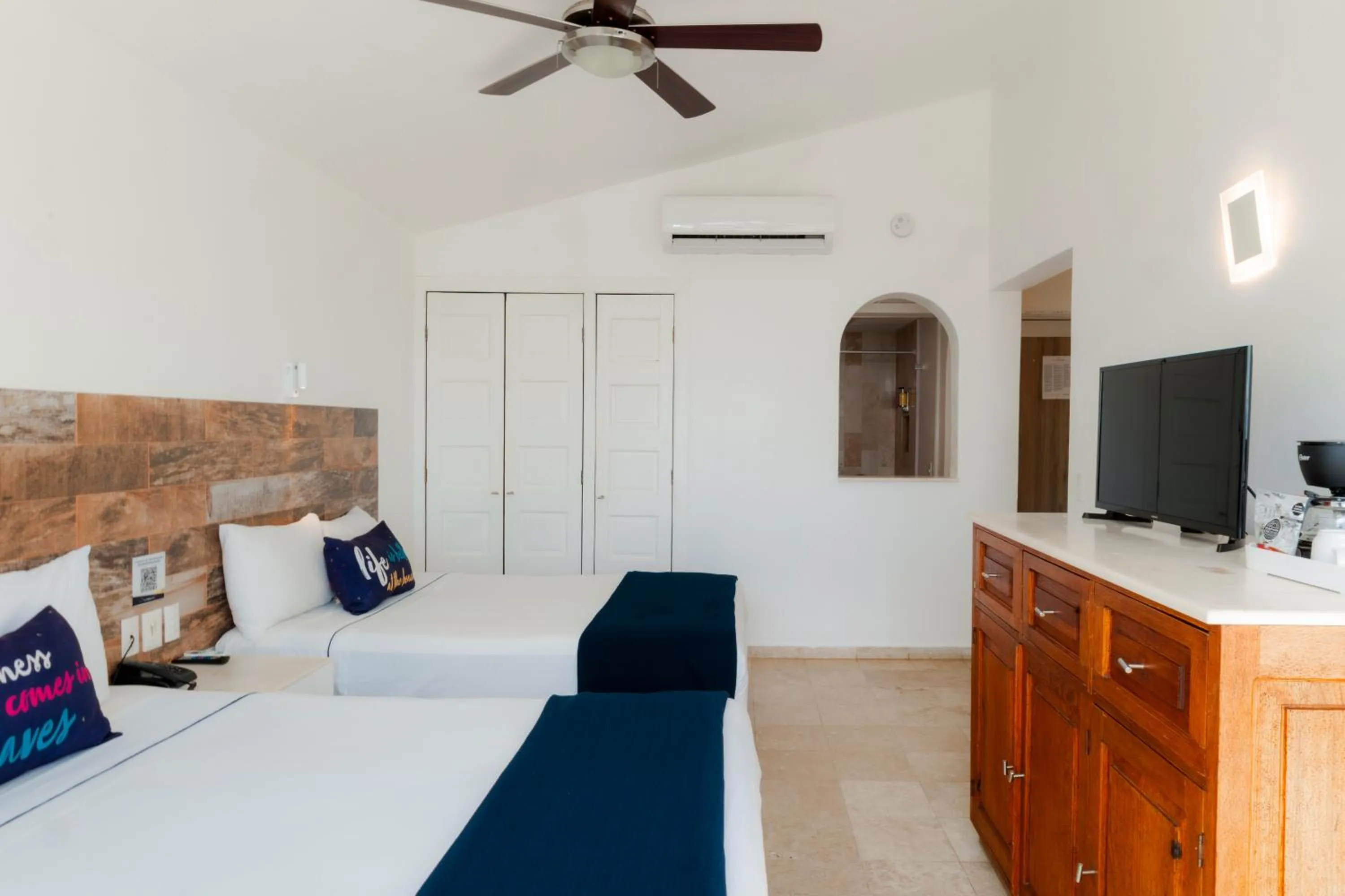 furniture, Bed in Hotel Villa Varadero