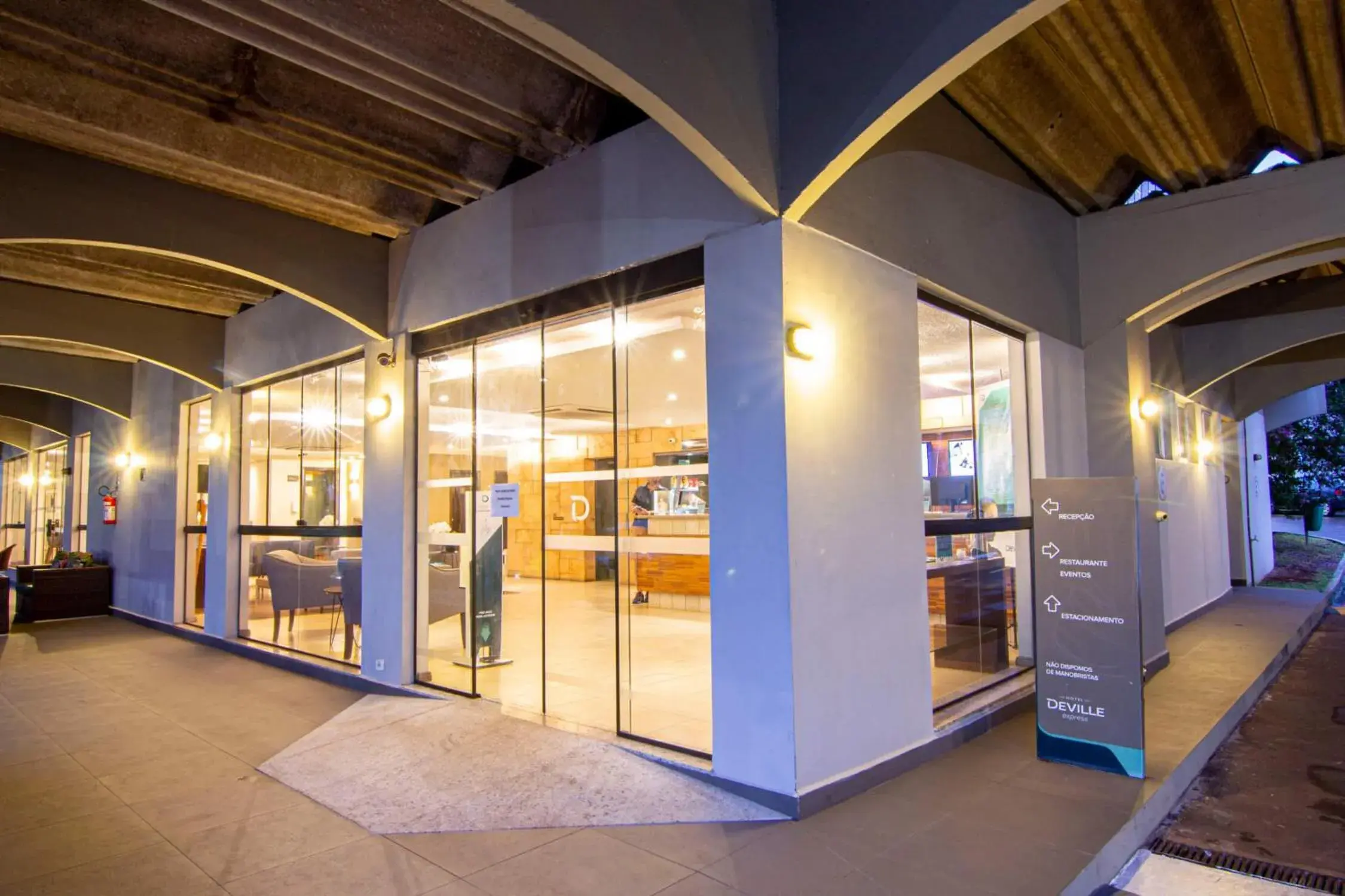 Facade/entrance in Hotel Deville Express Cascavel Facade/entrance in Hotel Deville Express Cascavel