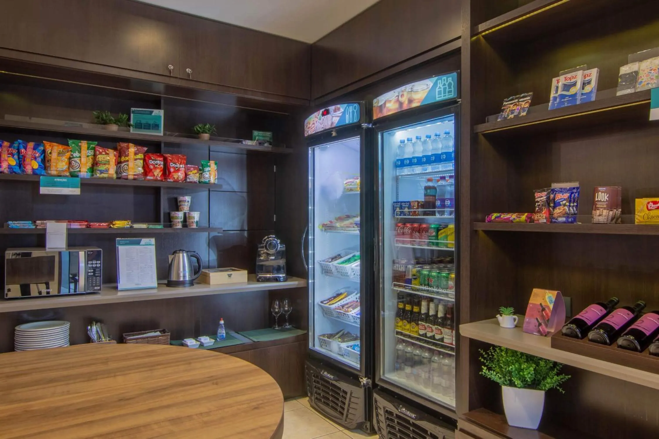 Supermarket/grocery shop in Hotel Deville Express Cascavel