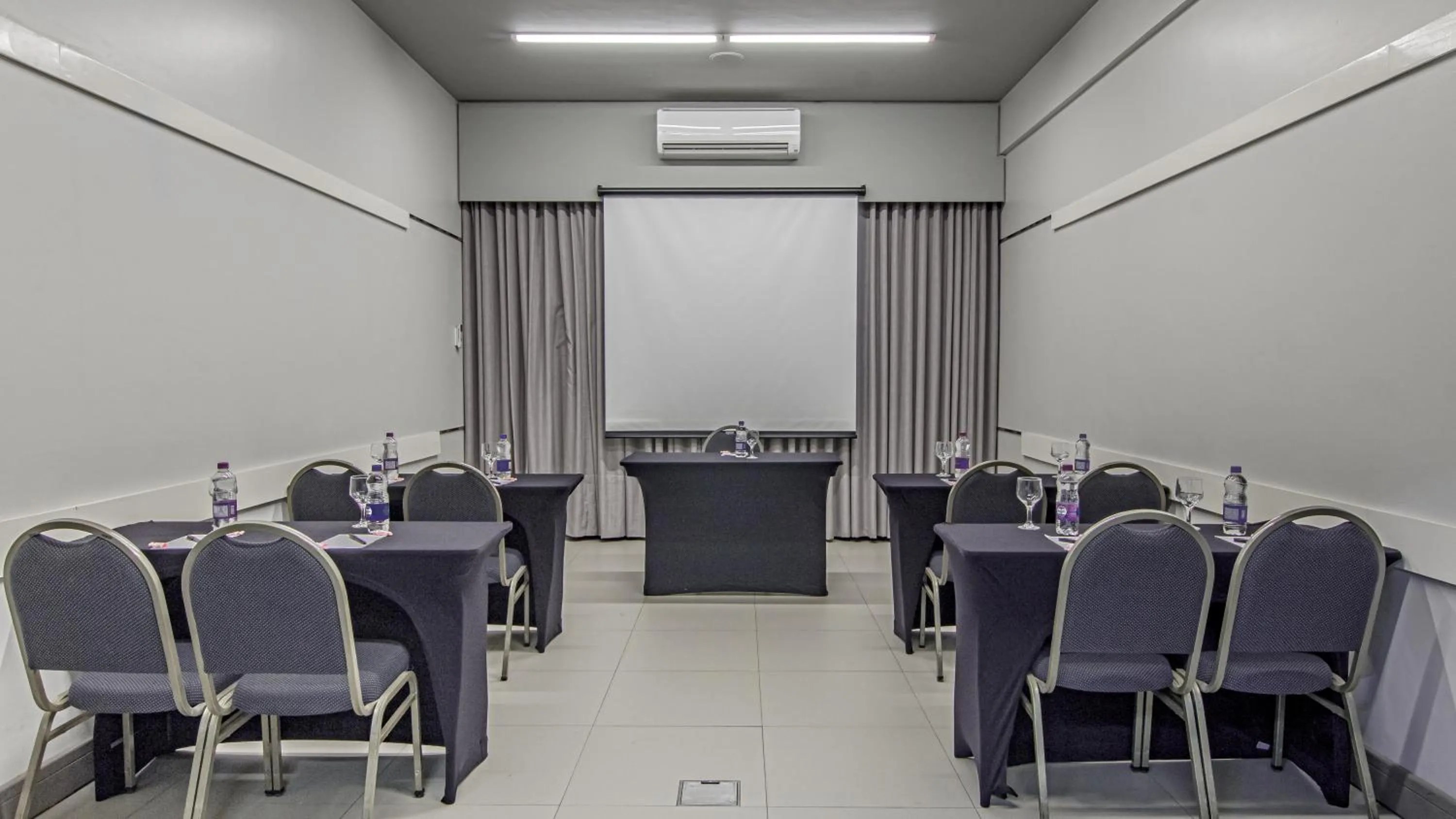 Meeting/conference room in Hotel Deville Express Cascavel