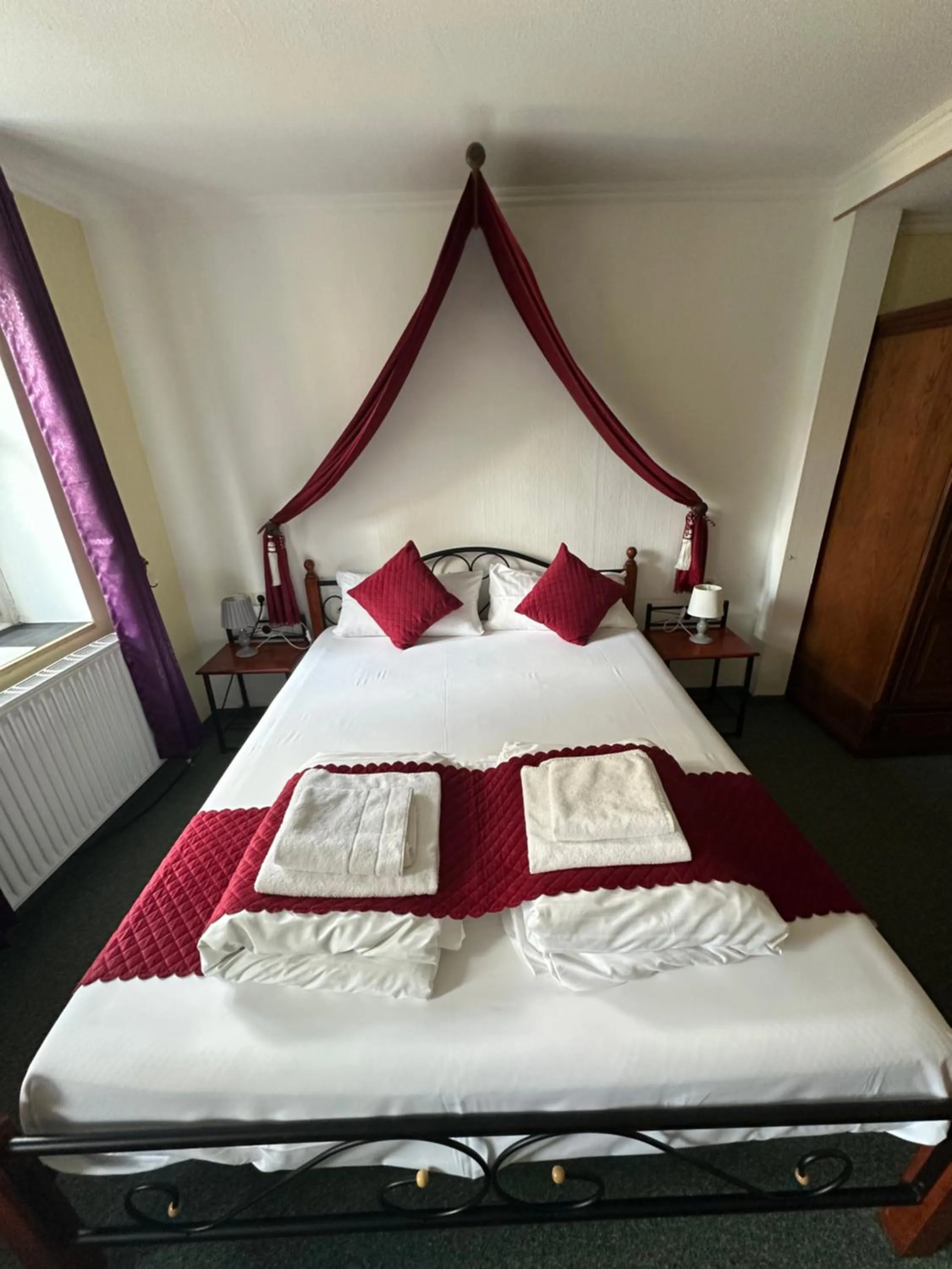 Bed in Hotel Schwarzer Adler