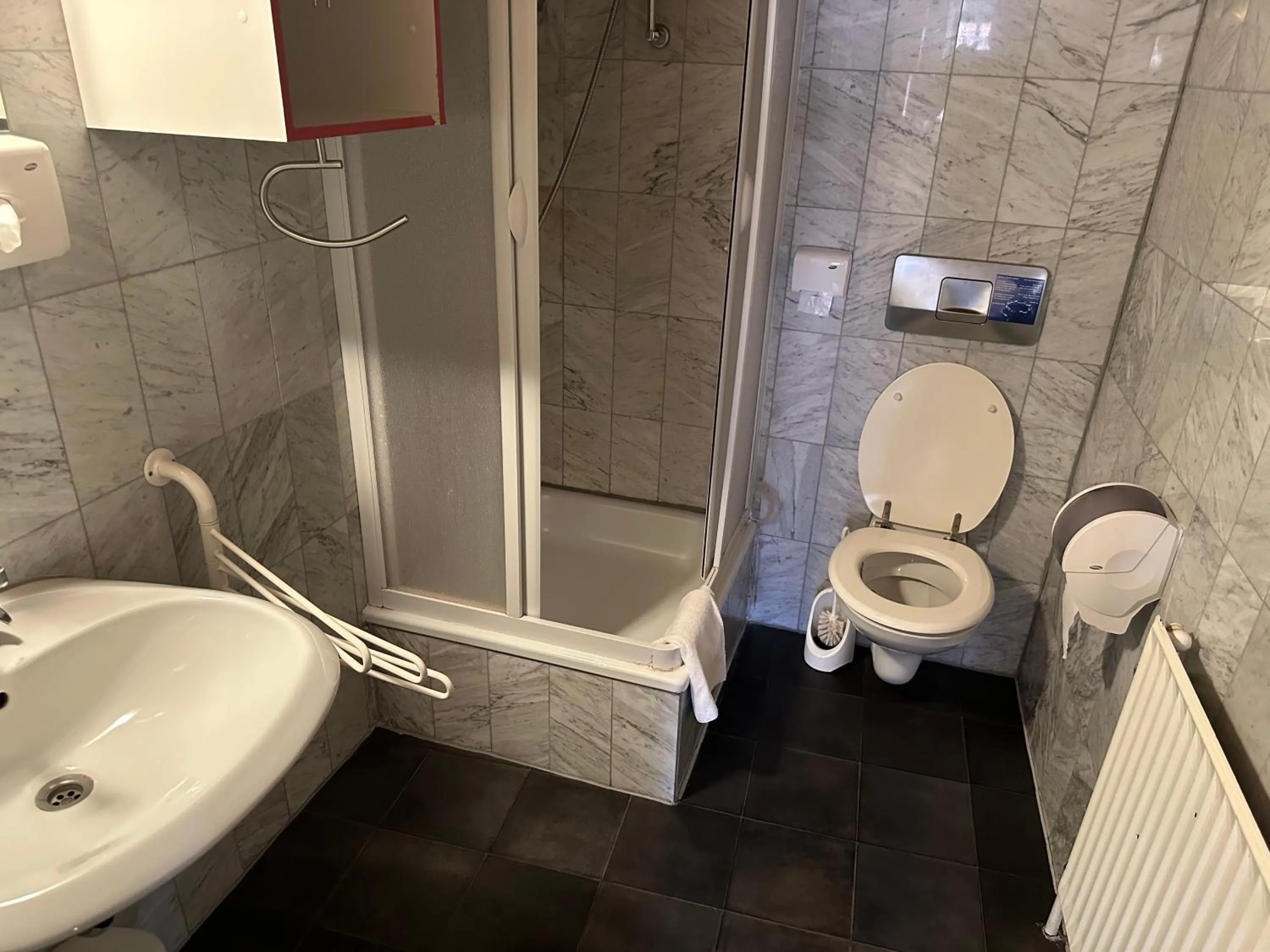 Shower in Hotel Schwarzer Adler