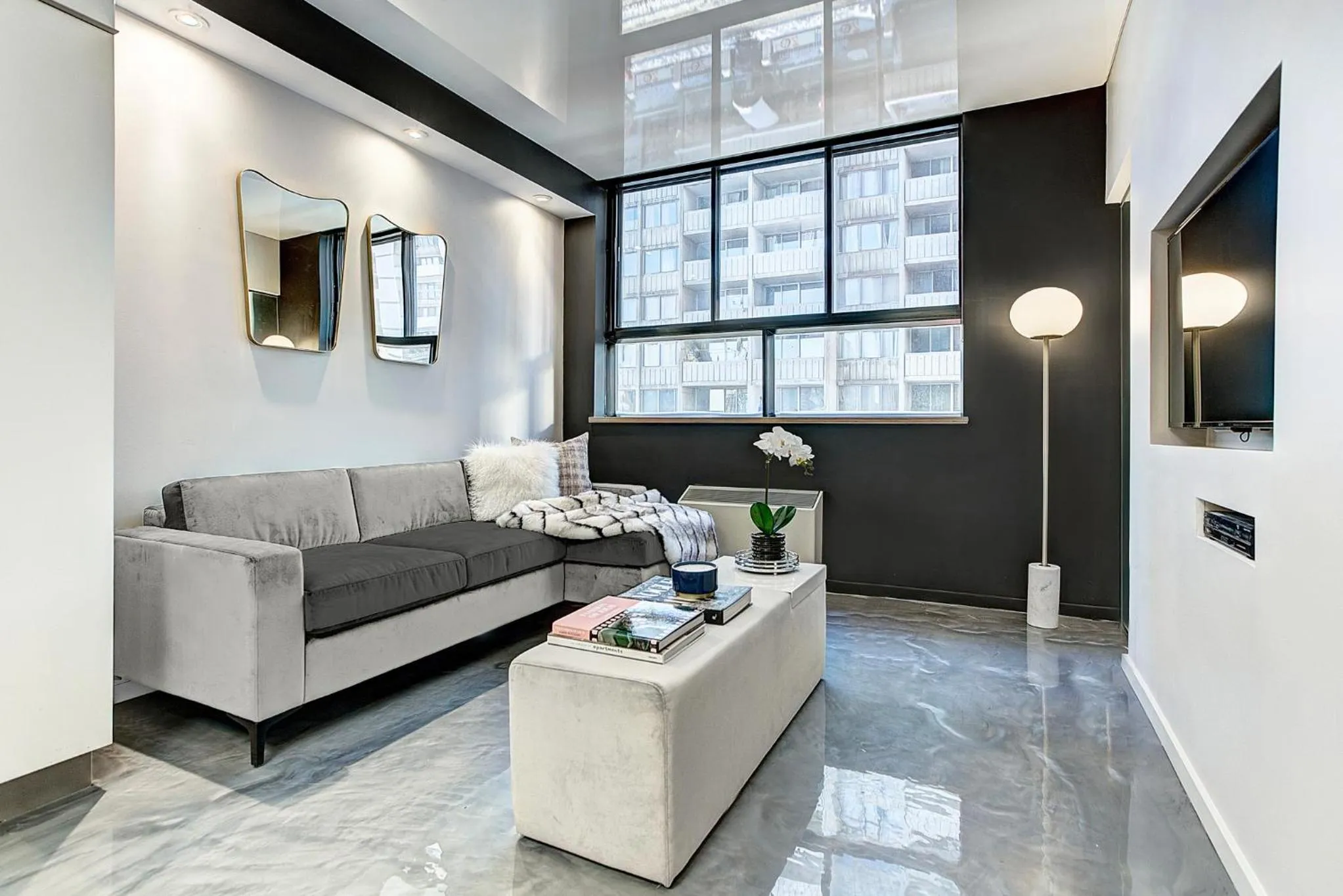 TV and multimedia in Pierce Boutique Apartments by Simplissimmo