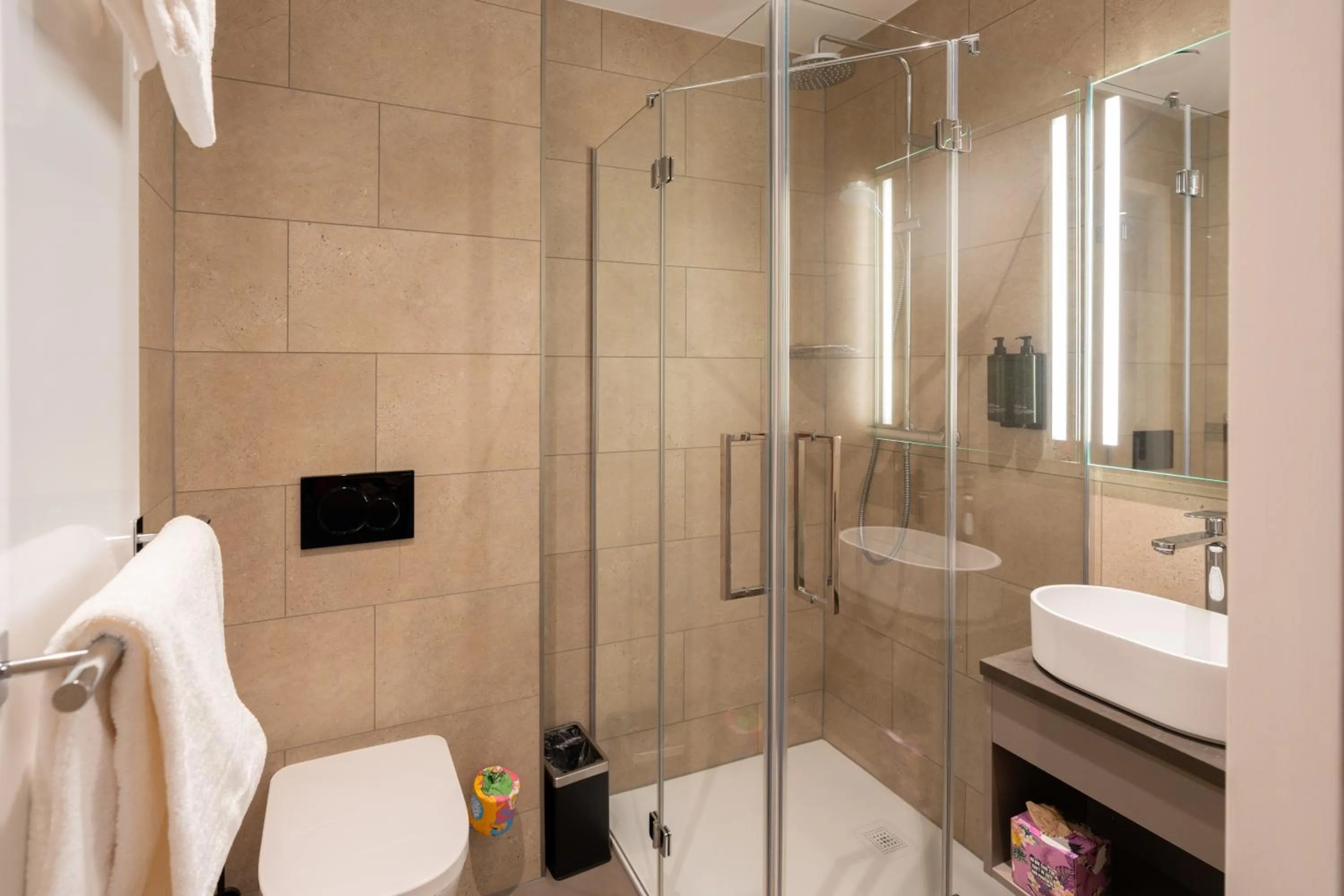 Shower in Hotel Kontakt der Kontinenten